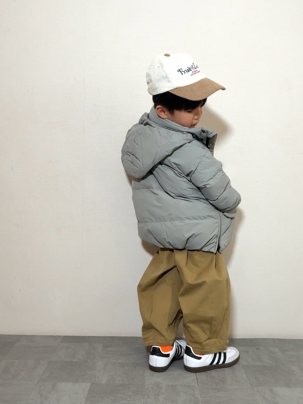 ブラウン系のその他パンツ、ホワイト系のスニーカー、グリーン系のブルゾンを着用したキッズの秋コーディネートの3枚目の写真