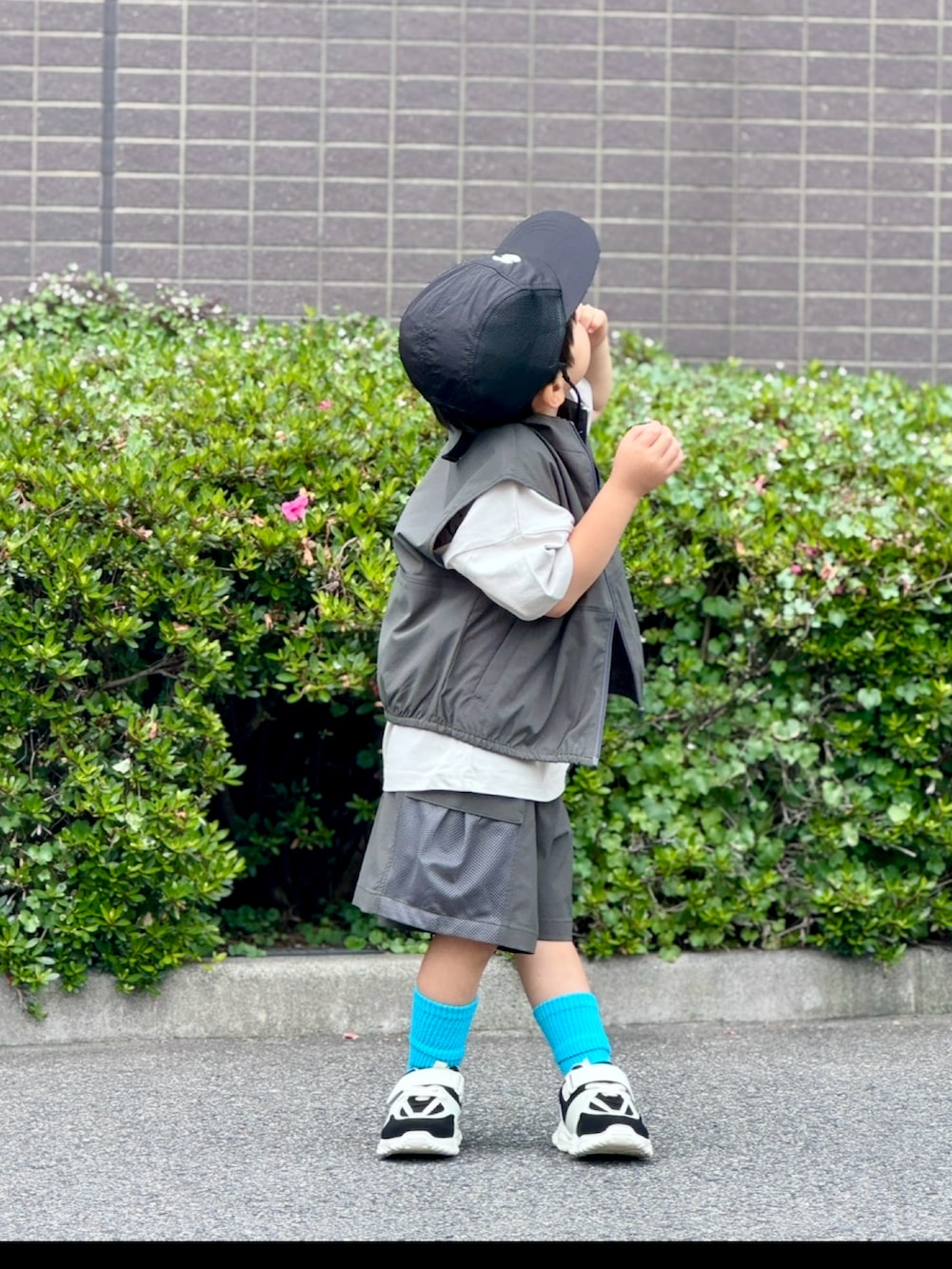 「レイヤードスタイル、ストリート、モノトーン、キャップ、スニーカー、スポーツミックス、ハーフパンツ、カーゴパンツ、ベスト、セットアップ、プチプラ、Tシャツ、お出かけコーデ、休日スタイル、きれいめカジュアル」|「green label relaxingのジップベスト / キッズ 110cm-130cm - UVカット -(ベスト、グレー系)」を使った、YU⭐︎さん(キッズ・100cm)の夏コーディネートの5枚目の写真