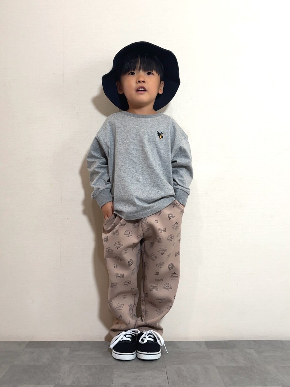 ブラック系のスニーカー、ベージュ系のその他パンツ、グレー系のTシャツ/カットソーを着用したキッズの秋コーディネートの2枚目の写真