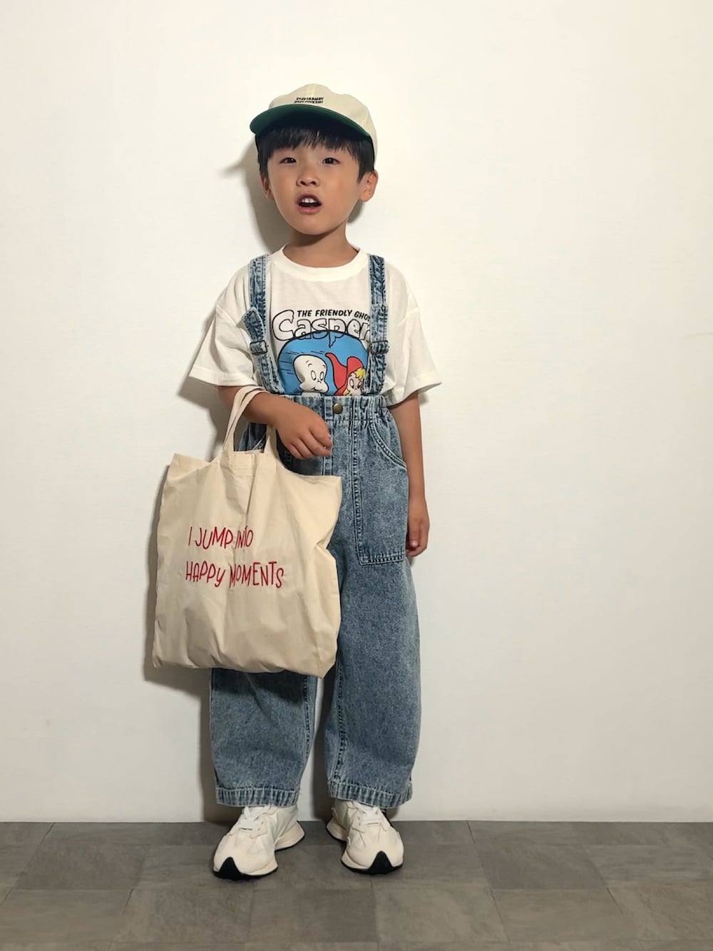 ホワイト系のTシャツ/カットソー、ブルー系のデニムパンツ、ベージュ系のトートバッグを着用したキッズの夏コーディネートの2枚目の写真