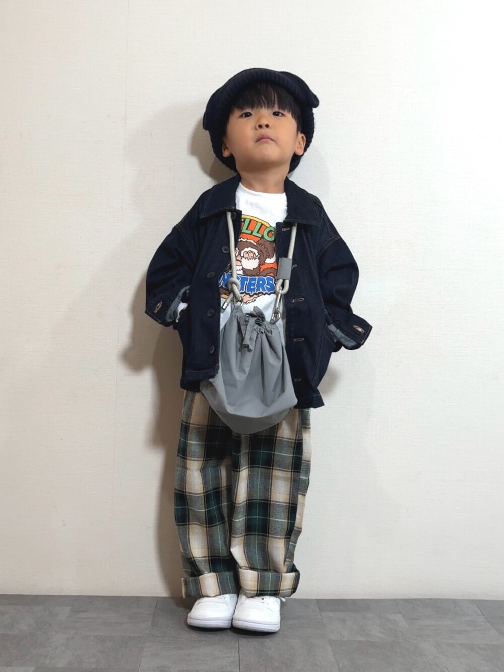 グレー系のショルダーバッグ、ホワイト系のTシャツ/カットソー、グリーン系のその他パンツを着用したキッズの秋コーディネートの4枚目の写真