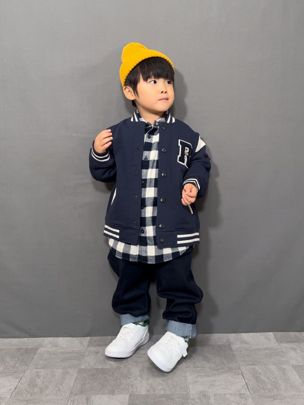 「チェック、ストリート、秋服準備はじめました、スニーカー、ニット帽、デニム、プチプラ、シャツスタイル、レイヤードスタイル、秋コーデ、お出かけコーデ、休日スタイル、スタジャン、ジャケットスタイル、ブルゾン」｜「UNIQLOのアイテム（スタジャン、ブルー系）」を使った、YU⭐︎さん（キッズ・90cm）の秋コーディネートの2枚目の写真