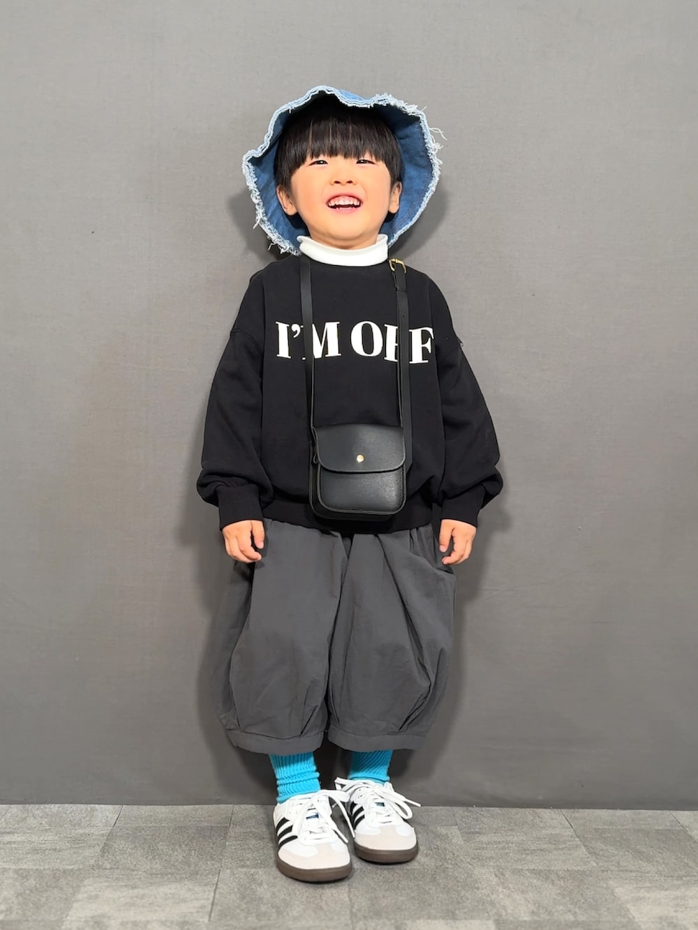 「春色、スウェット、レイヤードスタイル、タートルネック、モノトーン、バケットハット、デニム、ショルダーバッグ、スニーカー、休日スタイル、お出かけコーデ、きれいめカジュアル」｜「LOWRYS FARMのＵＳＡドルマンウラケ　 134380（スウェット、ブラック系）」を使った、YU⭐︎さん（キッズ・100cm）の春コーディネートの2枚目の写真
