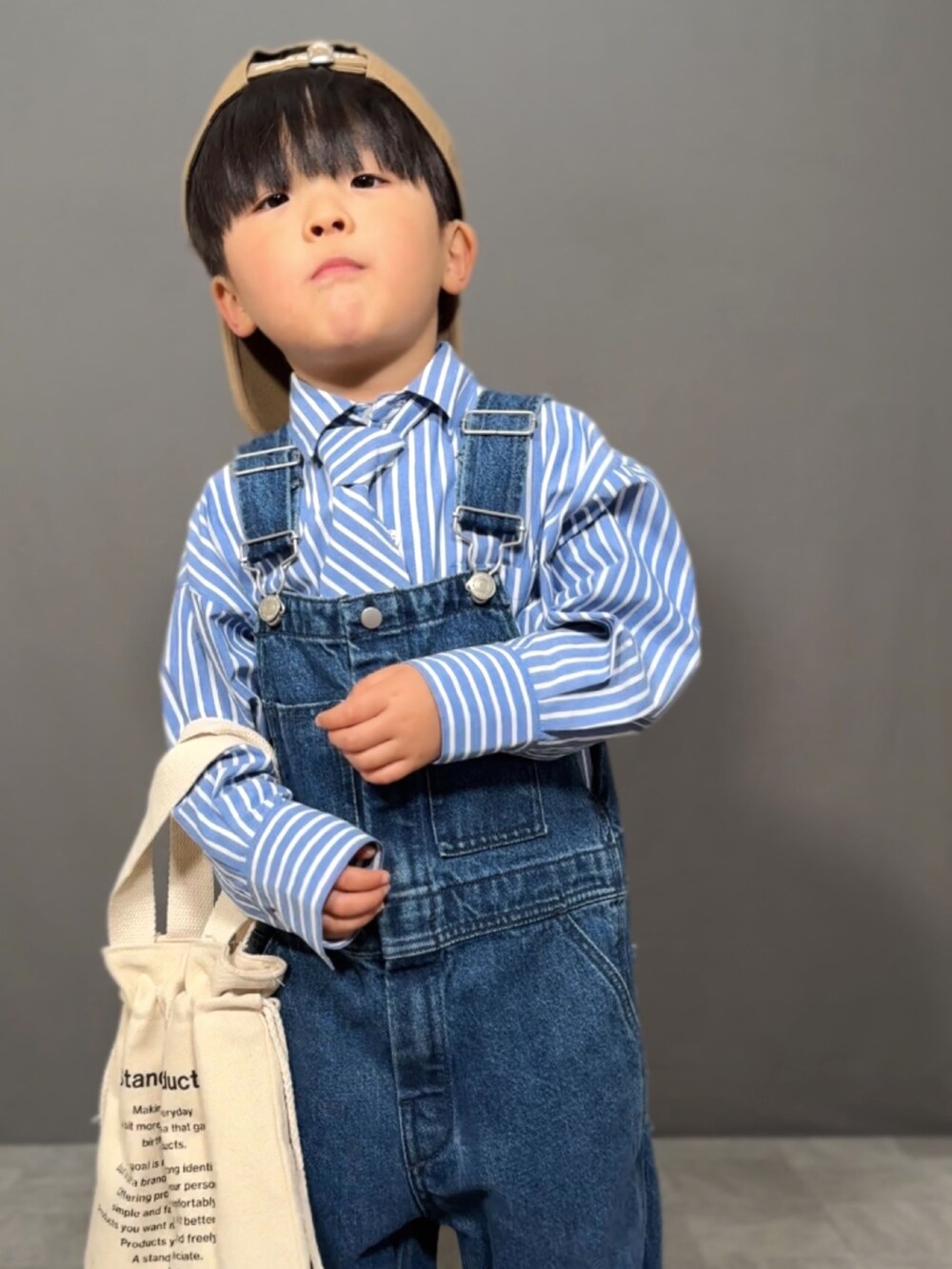 「春めき満開コーデ、春コーデ、スニーカー、サロペット、デニム、春色、ストライプシャツ、シャツスタイル、キャップ、トートバッグ、レイヤードスタイル、スポーツミックス、きれいめカジュアル」｜「LOWRYS FARMのタイツキストライプシャツ　252809（シャツ/ブラウス、ブルー系）」を使った、YU⭐︎さん（キッズ・100cm）の春コーディネートの5枚目の写真