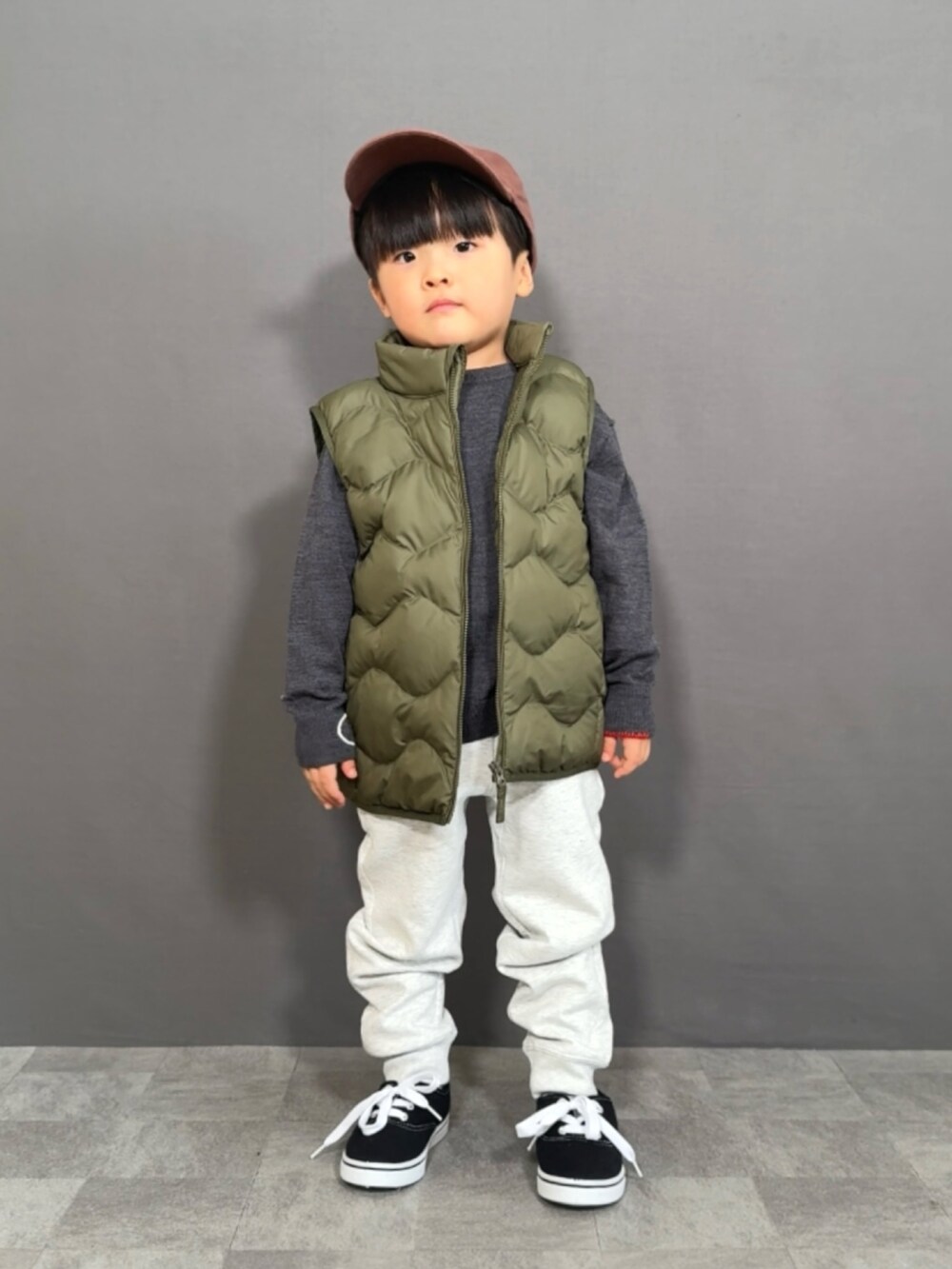 「レイヤードスタイル、冬コーデ、ベスト、ダウンベスト、スウェットパンツ、スニーカー、キャップ、韓国子供服、ニット、プチプラ、お出かけコーデ、休日スタイル、きれいめカジュアル、キルティング」｜「UNIQLOのアイテム（ベスト、グリーン系）」を使った、YU⭐︎さん（キッズ・100cm）の冬コーディネートの3枚目の写真