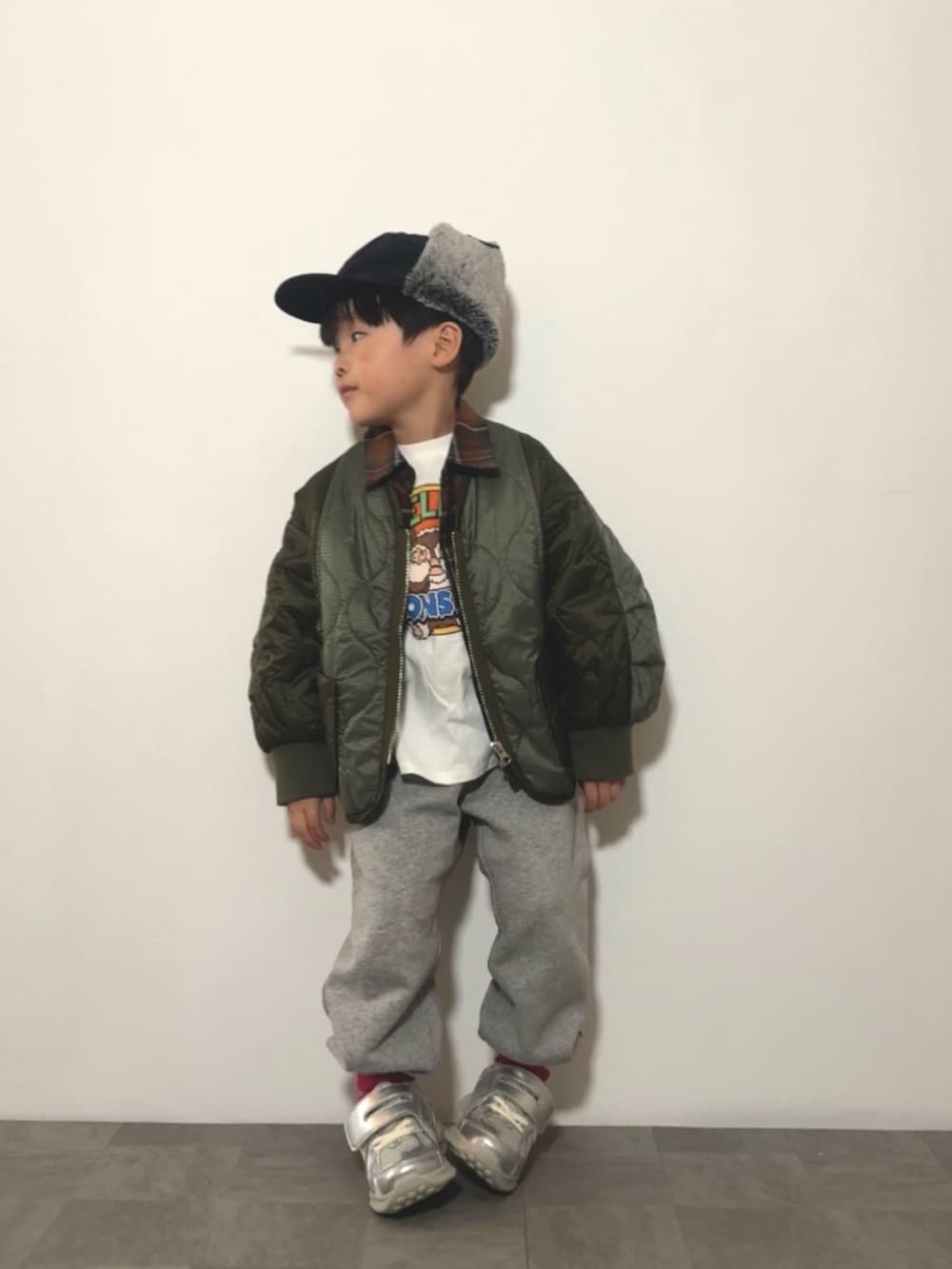 グレー系のスウェットパンツ、シルバー系のスニーカー、ホワイト系のTシャツ/カットソーを着用したキッズの冬コーディネートの4枚目の写真