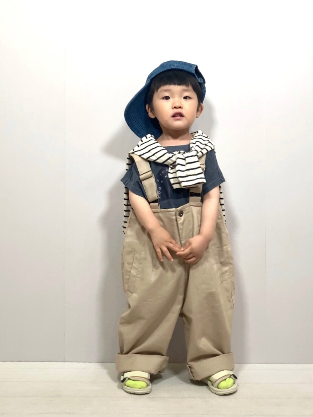 ブルー系のTシャツ/カットソー、ホワイト系のTシャツ/カットソー、ベージュ系のサロペット/オーバーオールを着用したキッズの夏コーディネートの3枚目の写真