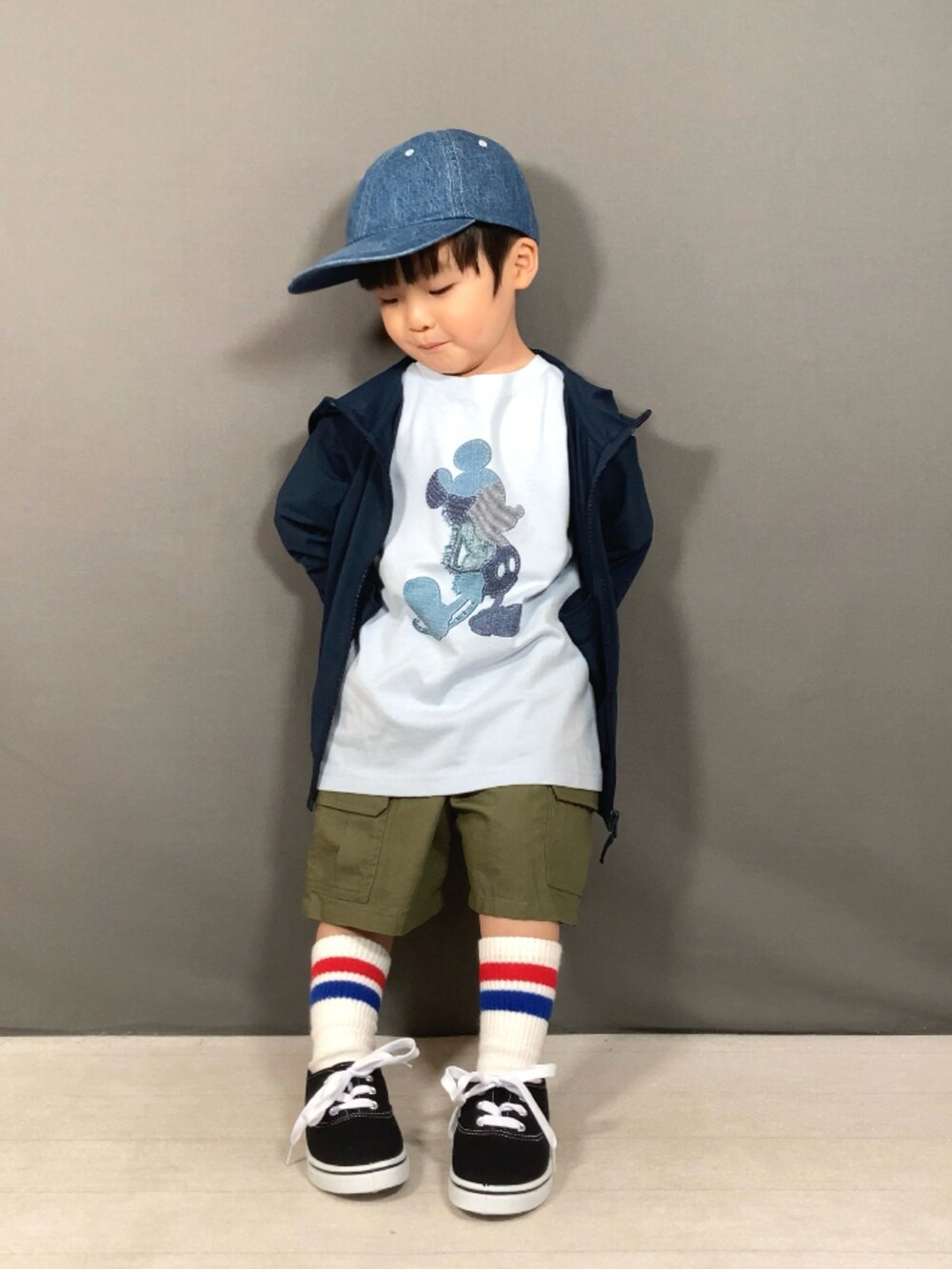 ブルー系のパーカー、ブルー系のTシャツ/カットソー、グリーン系のカーゴパンツを着用したキッズの春コーディネートの5枚目の写真