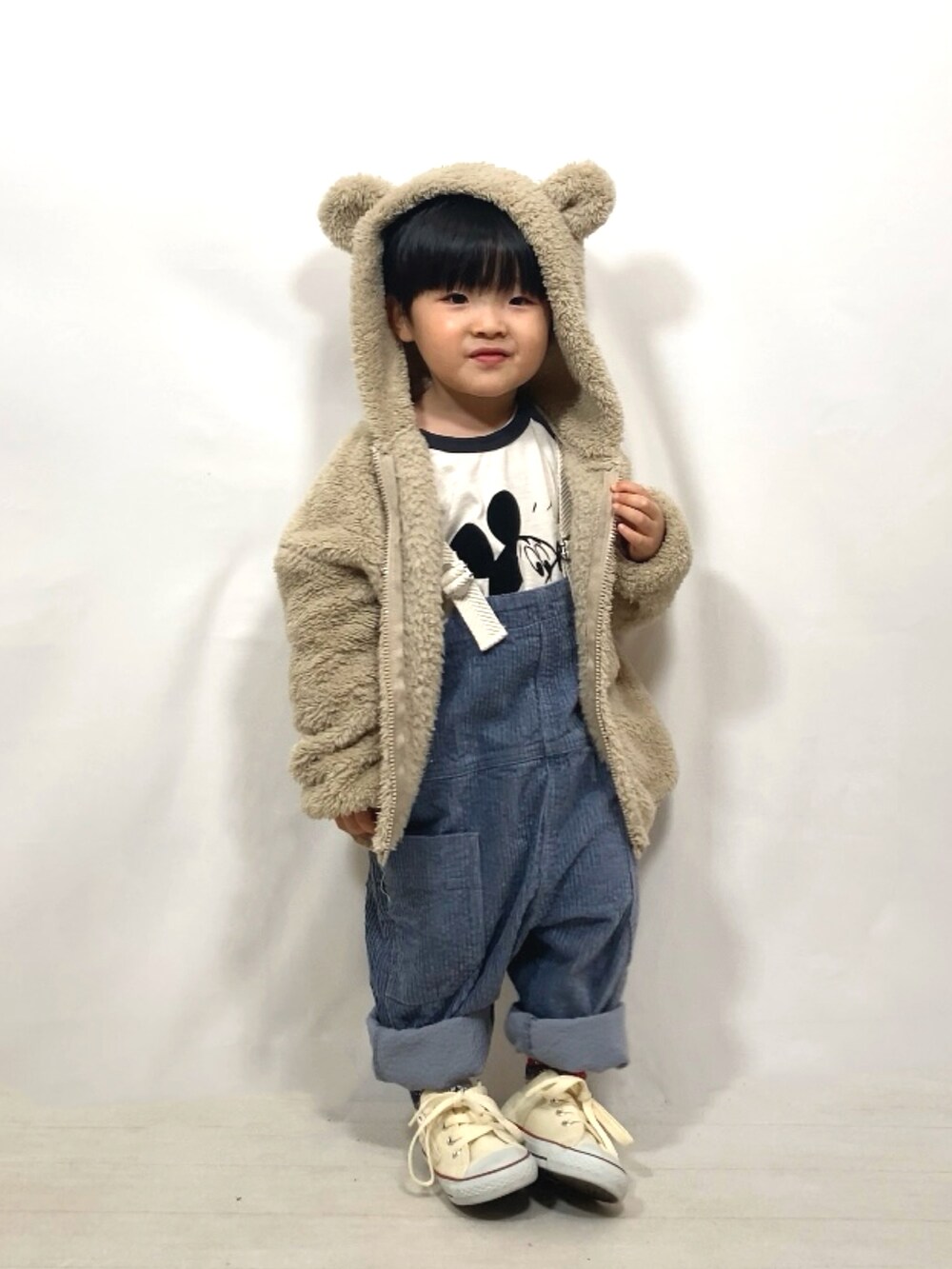 「サロペット、コーデュロイ、パーカー、古着MIX、スニーカー、クリスマスに着たい服、秋冬コーデ、冬コーデ、マイベストコーデ2023、レイヤードスタイル」｜「Disneyの【Disney】ミッキーマウス/ラグランロンT（80～150cm）（Tシャツ/カットソー、グレー系）」を使った、YU⭐︎さん（キッズ・90cm）の冬コーディネートの3枚目の写真