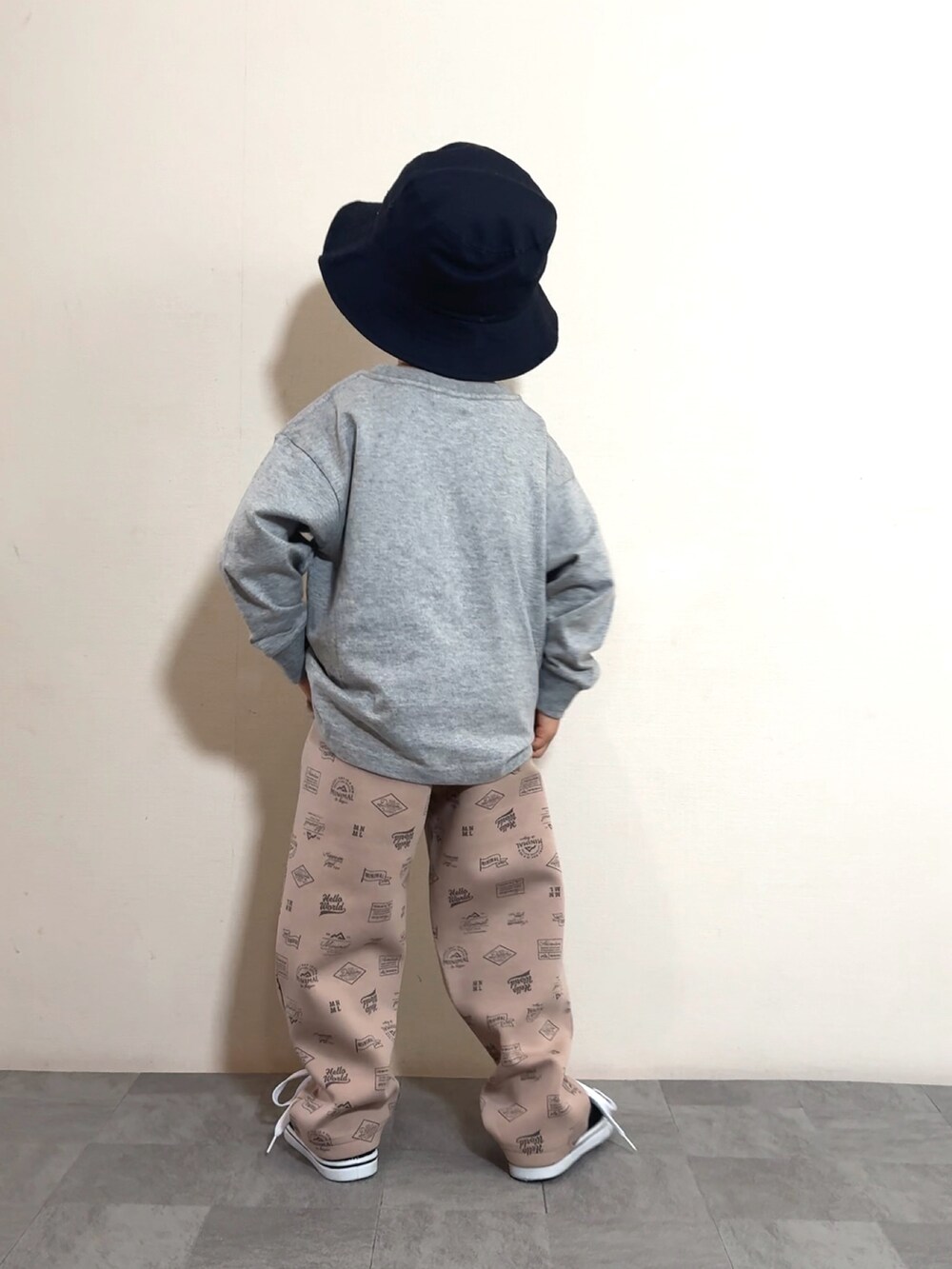 ブラック系のスニーカー、ベージュ系のその他パンツ、グレー系のTシャツ/カットソーを着用したキッズの秋コーディネートの5枚目の写真