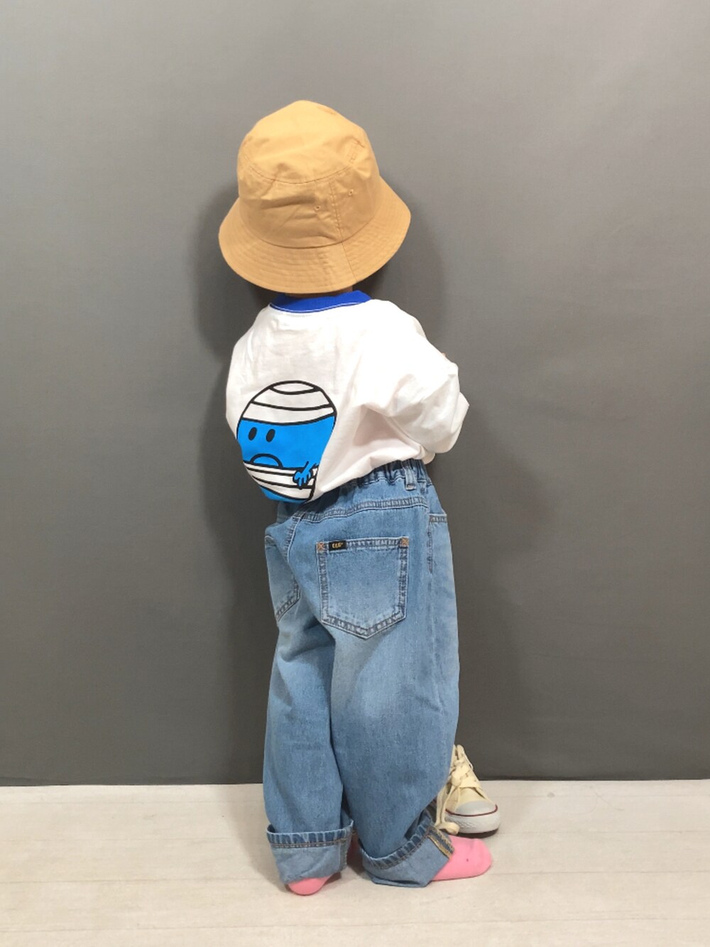 ブルー系のTシャツ/カットソー、ホワイト系のTシャツ/カットソー、グリーン系のベストを着用したキッズの冬コーディネートの5枚目の写真