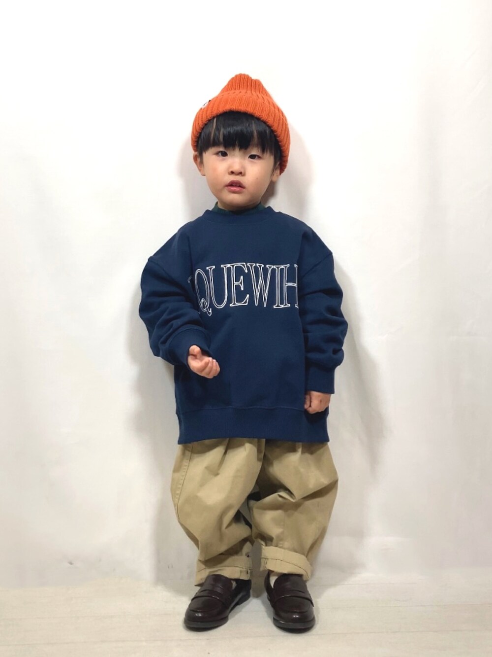 ブルー系のスウェット、グリーン系のTシャツ/カットソー、ベージュ系のその他パンツを着用したキッズの秋コーディネートの3枚目の写真