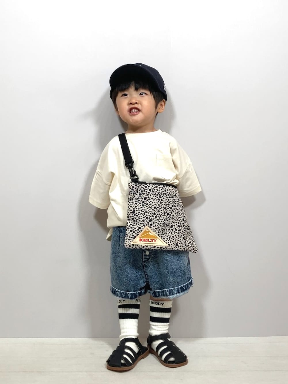 「シンプルコーデ、デニム、ショルダーバッグ、グルカサンダル、キャップ、プチプラ、初夏コーデ、休日スタイル、ビッグシルエット、モード、ストリート、ポシェット、モノトーン、ハーフパンツ、夏コーデ」｜「Life Support Productsの防汚加工ポケットTシャツ(80～150cm）（Tシャツ/カットソー、ホワイト系）」を使った、YU⭐︎さん（キッズ・90cm）の春コーディネートの3枚目の写真