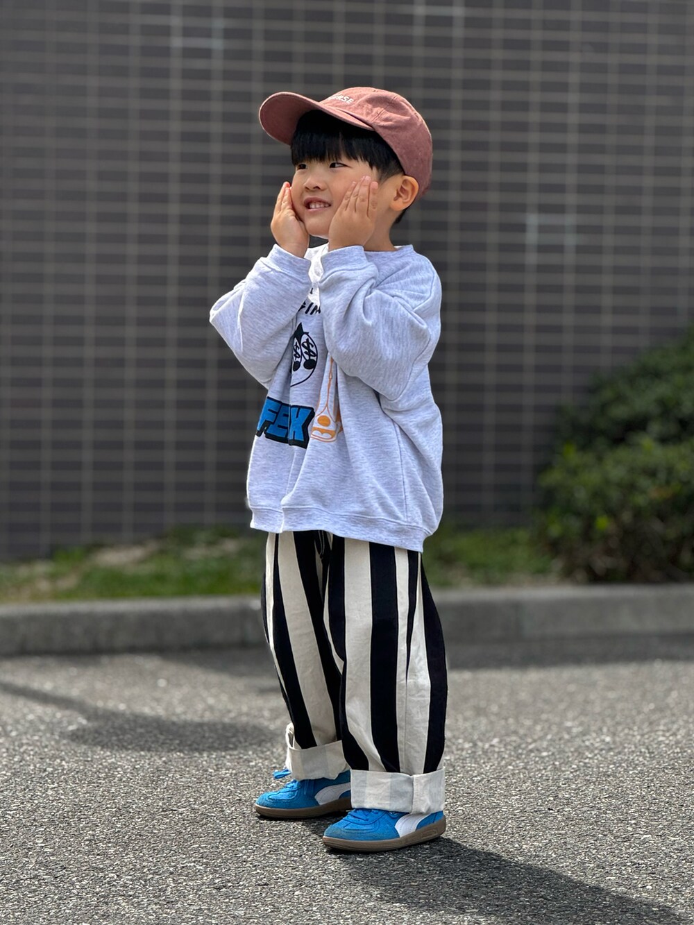 グレー系のスウェット、その他のその他パンツ、ブルー系のスニーカーを着用したキッズの春コーディネートの4枚目の写真