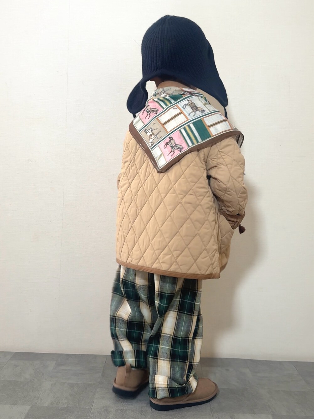 イエロー系のブーツ、グリーン系のその他パンツ、ブルー系のニット/セーターを着用したキッズの秋コーディネートの4枚目の写真