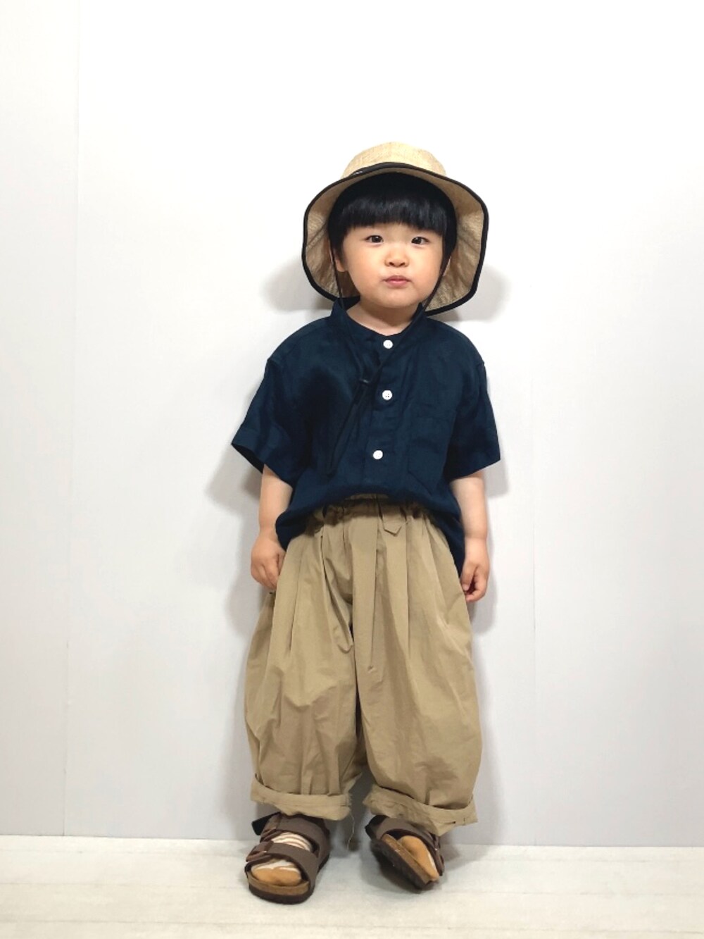 「シャツスタイル、ビッグシルエット、バケットハット、プチプラ、初夏コーデ、カラーパンツ、休日スタイル、シンプルコーデ、春夏コーデ、サンダル、夏コーデ、リネン」｜「無印良品のアイテム（シャツ/ブラウス、ブルー系）」を使った、YU⭐︎さん（キッズ・90cm）の春コーディネートの2枚目の写真