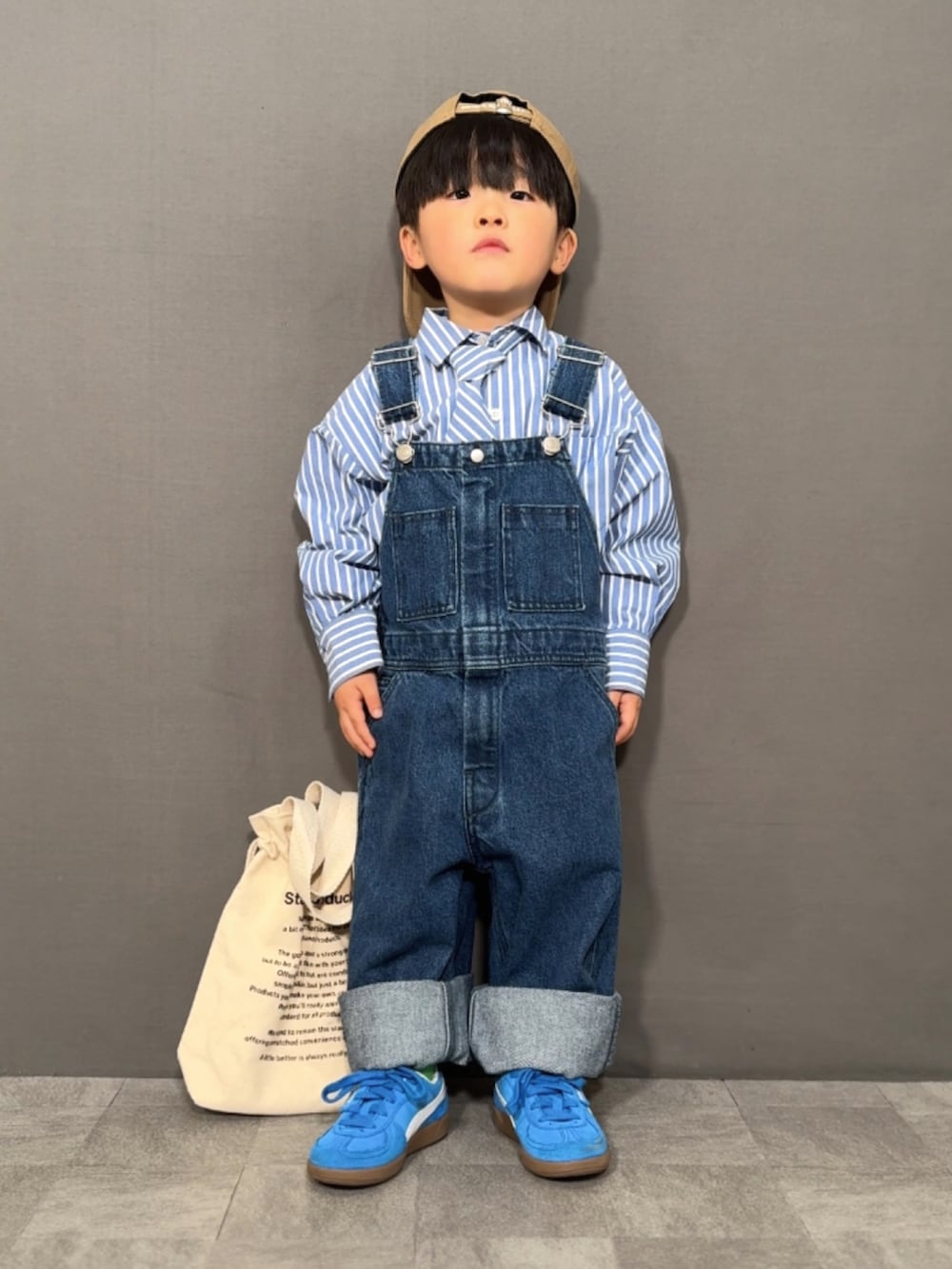 「春めき満開コーデ、春コーデ、スニーカー、サロペット、デニム、春色、ストライプシャツ、シャツスタイル、キャップ、トートバッグ、レイヤードスタイル、スポーツミックス、きれいめカジュアル」｜「LOWRYS FARMのタイツキストライプシャツ　252809（シャツ/ブラウス、ブルー系）」を使った、YU⭐︎さん（キッズ・100cm）の春コーディネートの2枚目の写真
