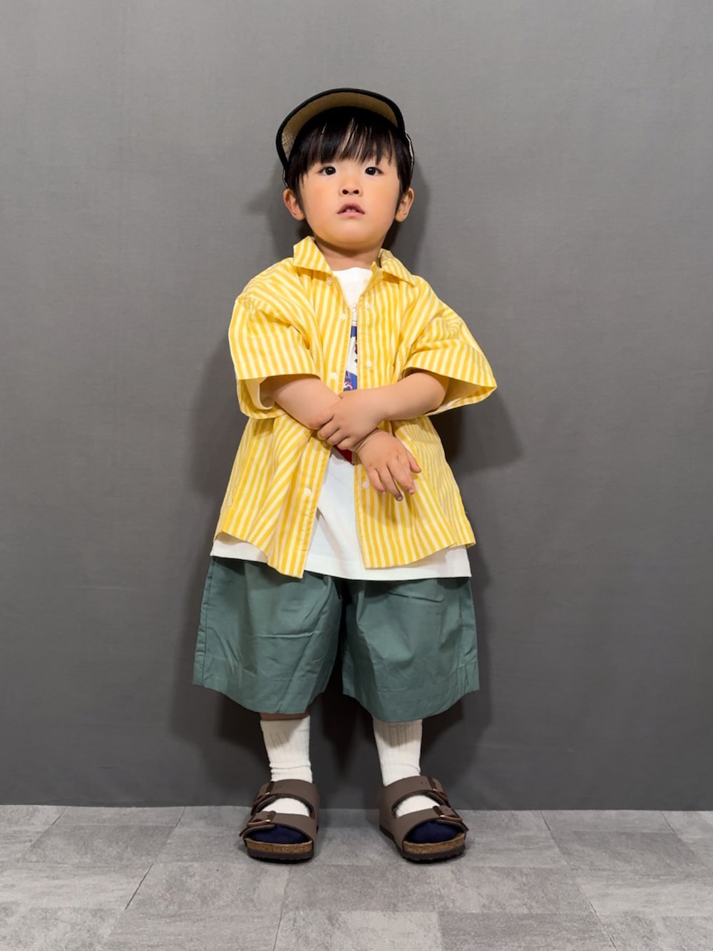 イエロー系のシャツ/ブラウス、ホワイト系のTシャツ/カットソー、グリーン系のその他パンツを着用したキッズの春コーディネートの2枚目の写真