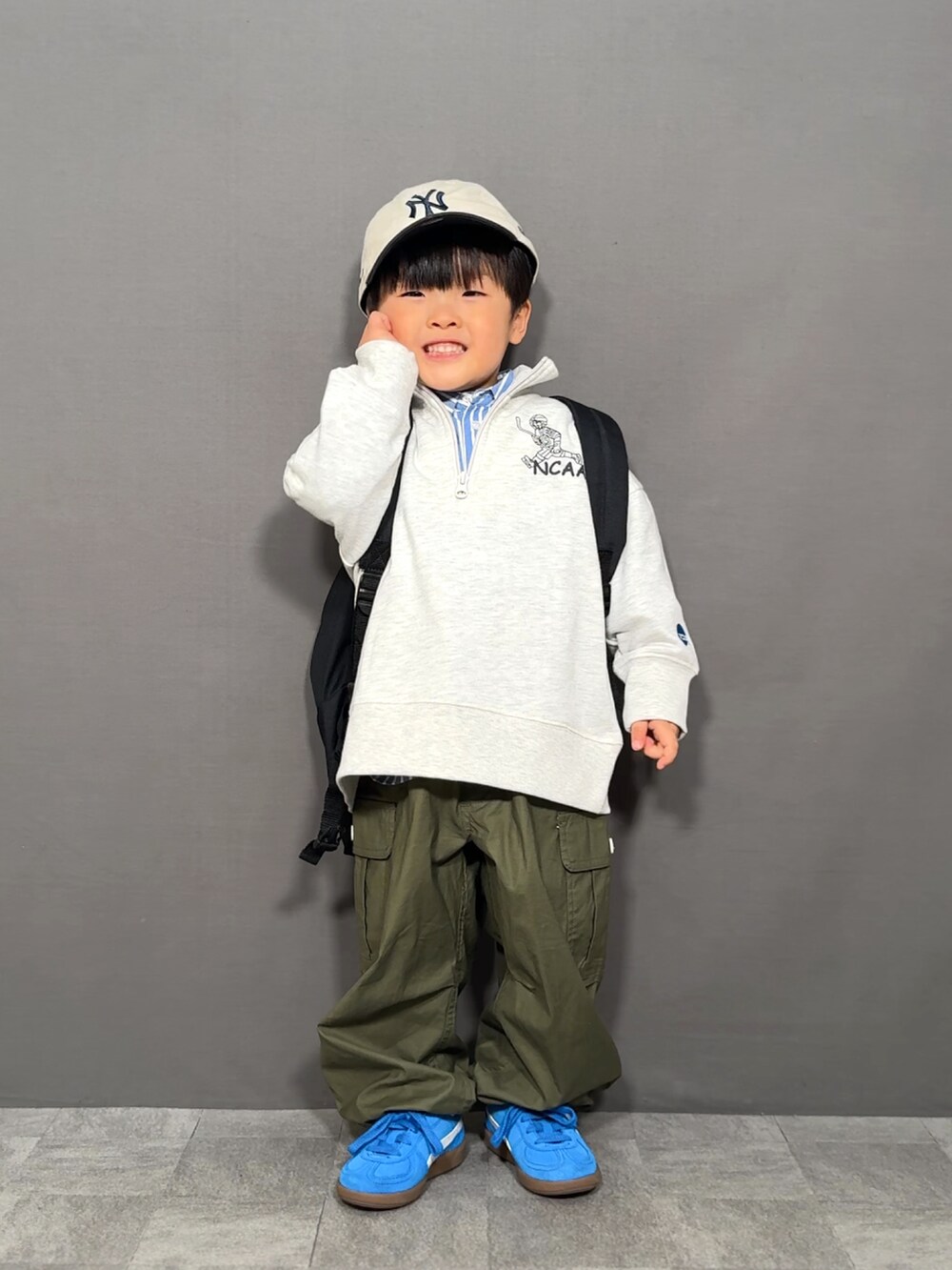 「レイヤードスタイル、カーゴパンツ、今日のコーデ、スウェット、シャツスタイル、ストライプシャツ、スニーカー、キャップ、休日スタイル、お出かけコーデ、春色、きれいめカジュアル、ハーフジップ」|「NCAAの【NCAA】ロゴプリントハーフジップスウェット(スウェット、グレー系)」を使った、YU⭐︎さん(キッズ・100cm)の冬コーディネートの4枚目の写真
