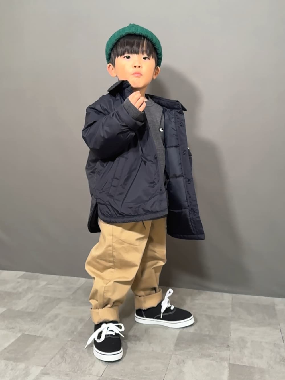 ブルー系のジャケット/アウター、グレー系のニット/セーター、ブルー系のデニムパンツを着用したキッズの秋コーディネートの4枚目の写真