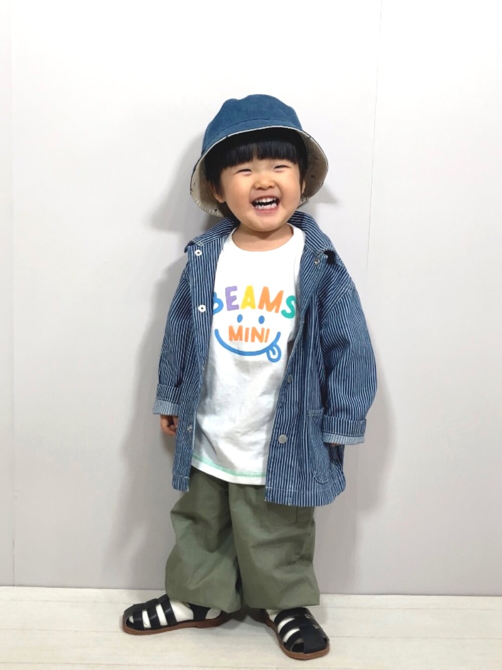 ブルー系のジャケット/アウター、ホワイト系のTシャツ/カットソー、グリーン系のカーゴパンツを着用したキッズの春コーディネートの2枚目の写真