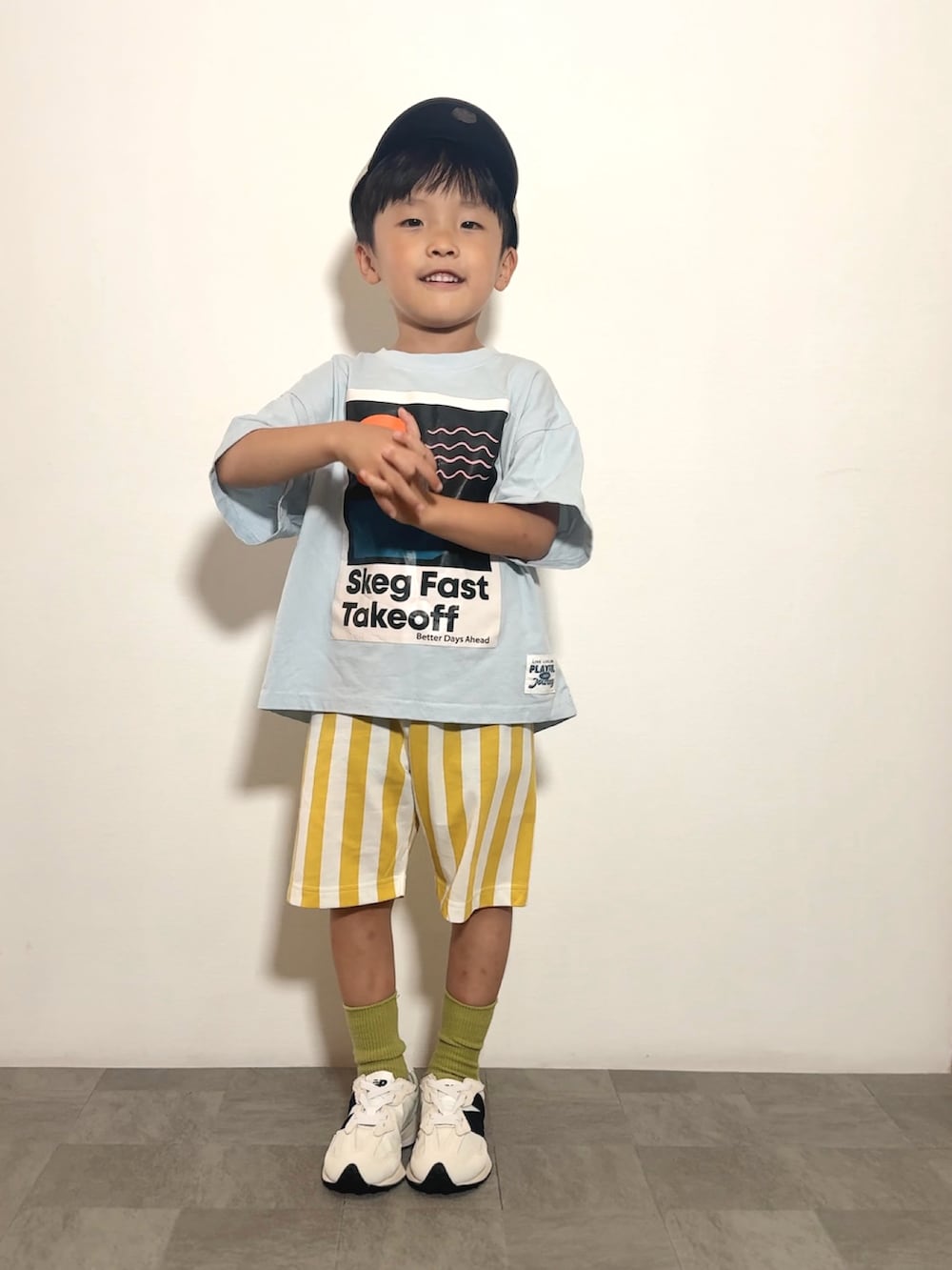 ブルー系のTシャツ/カットソー、ホワイト系のスニーカー、ホワイト系のルームウェア/パジャマを着用したキッズの夏コーディネートの2枚目の写真
