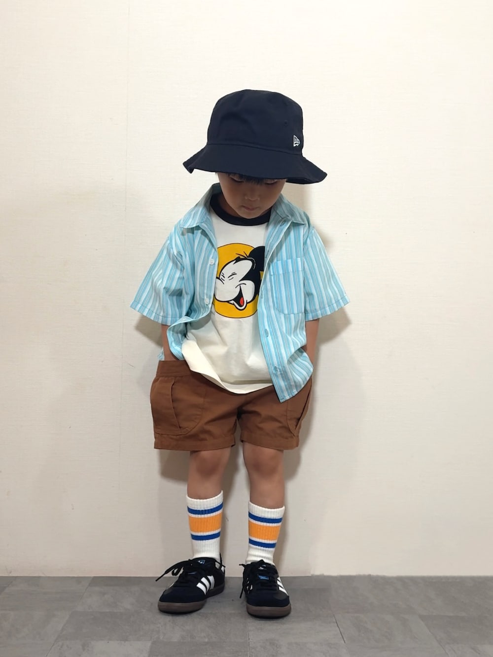 「やっぱり帽子が好き、ストリート、ストライプシャツ、シャツスタイル、レイヤードスタイル、ハーフパンツ、バケットハット、Tシャツ、プチプラ、お出かけコーデ、きれいめカジュアル、スポーツミックス、カーゴパンツ、柄シャツ、テーマパークコーデ」｜「Disneyの【Disney】ミッキーマウス/プリントTシャツ（Tシャツ/カットソー、ホワイト系）」を使った、YU⭐︎さん（キッズ・100cm）の春コーディネートの3枚目の写真