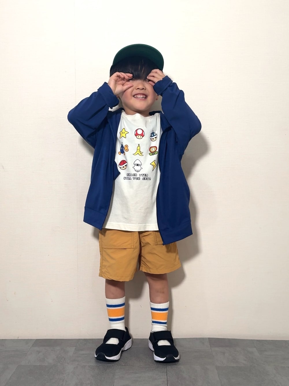 「レイヤードスタイル、Tシャツ、プチプラ、ハーフパンツ、トートバッグ、キャップ、スポーツミックス、サンダル、カジュアルコーデ、春夏コーデ、シンプルコーデ、お出かけコーデ、休日スタイル、パーカー、春色」｜「UNIQLOのアイテム（パーカー、ブルー系）」を使った、YU⭐︎さん（キッズ・100cm）の春コーディネートの3枚目の写真