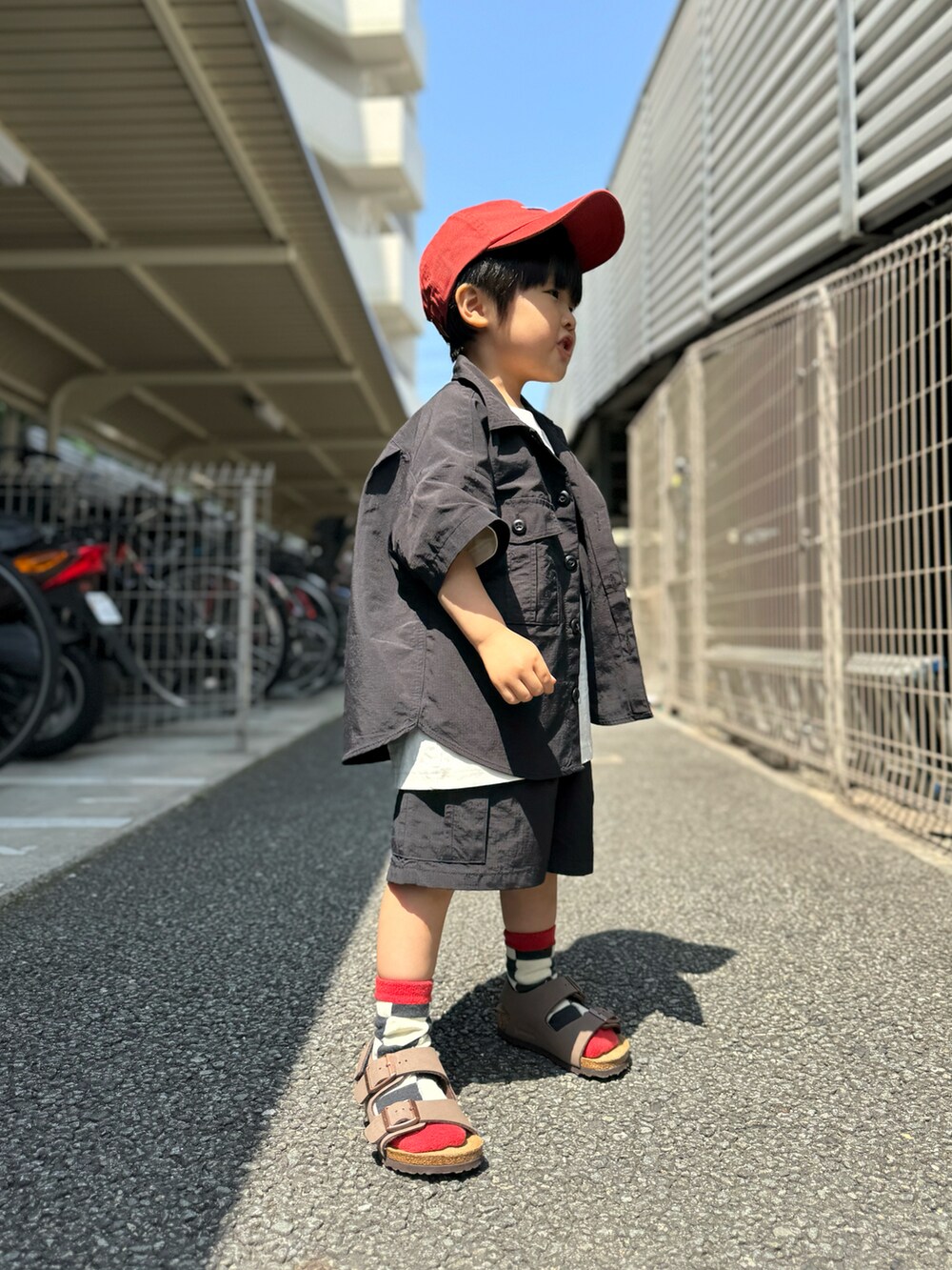 ブラック系のシャツ/ブラウス、ホワイト系のTシャツ/カットソー、ブラック系のパンツを着用したキッズの春コーディネートの4枚目の写真