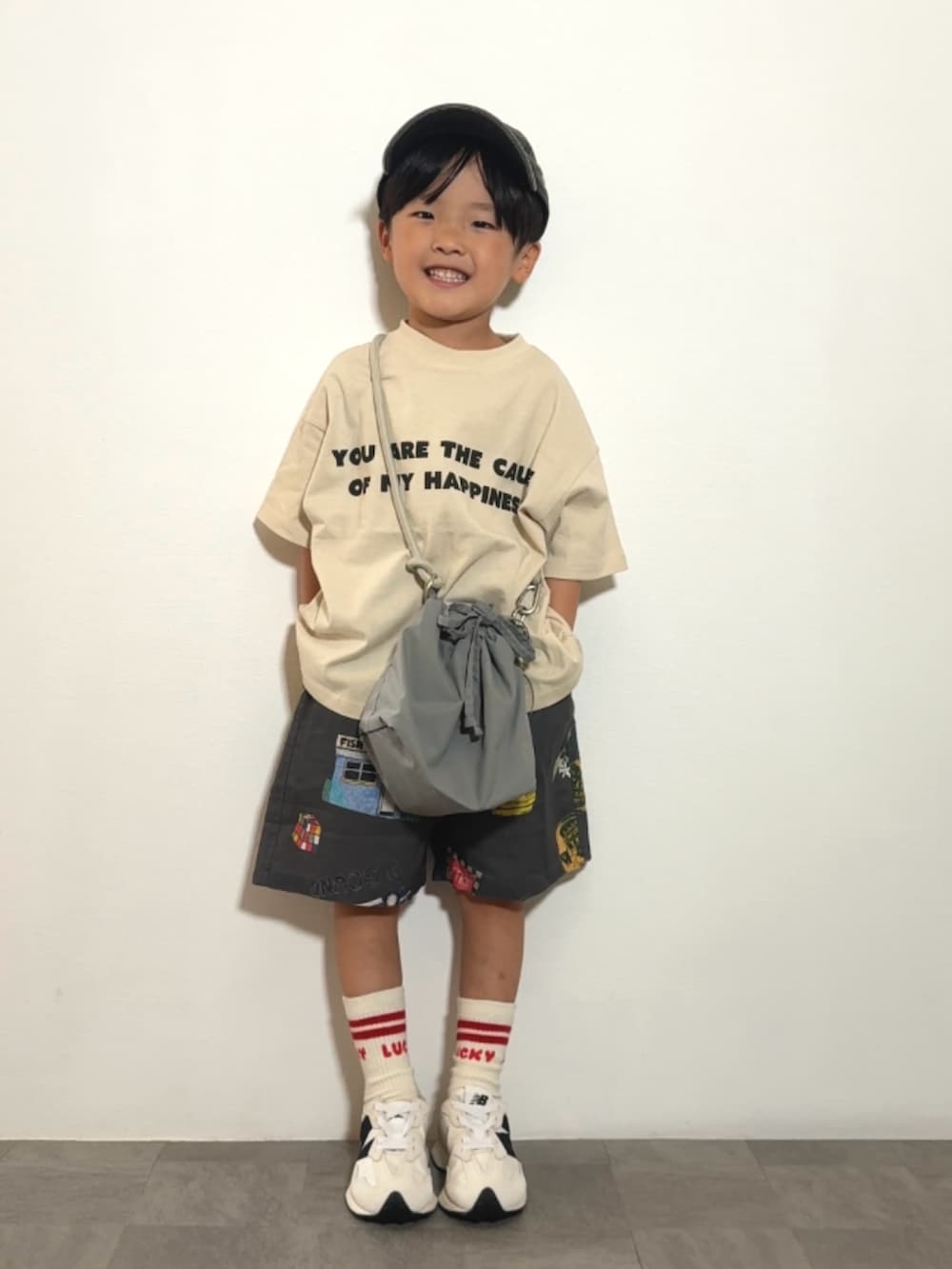 グレー系のショルダーバッグ、ブラック系のTシャツ/カットソー、グレー系のその他パンツを着用したキッズの春コーディネートの2枚目の写真