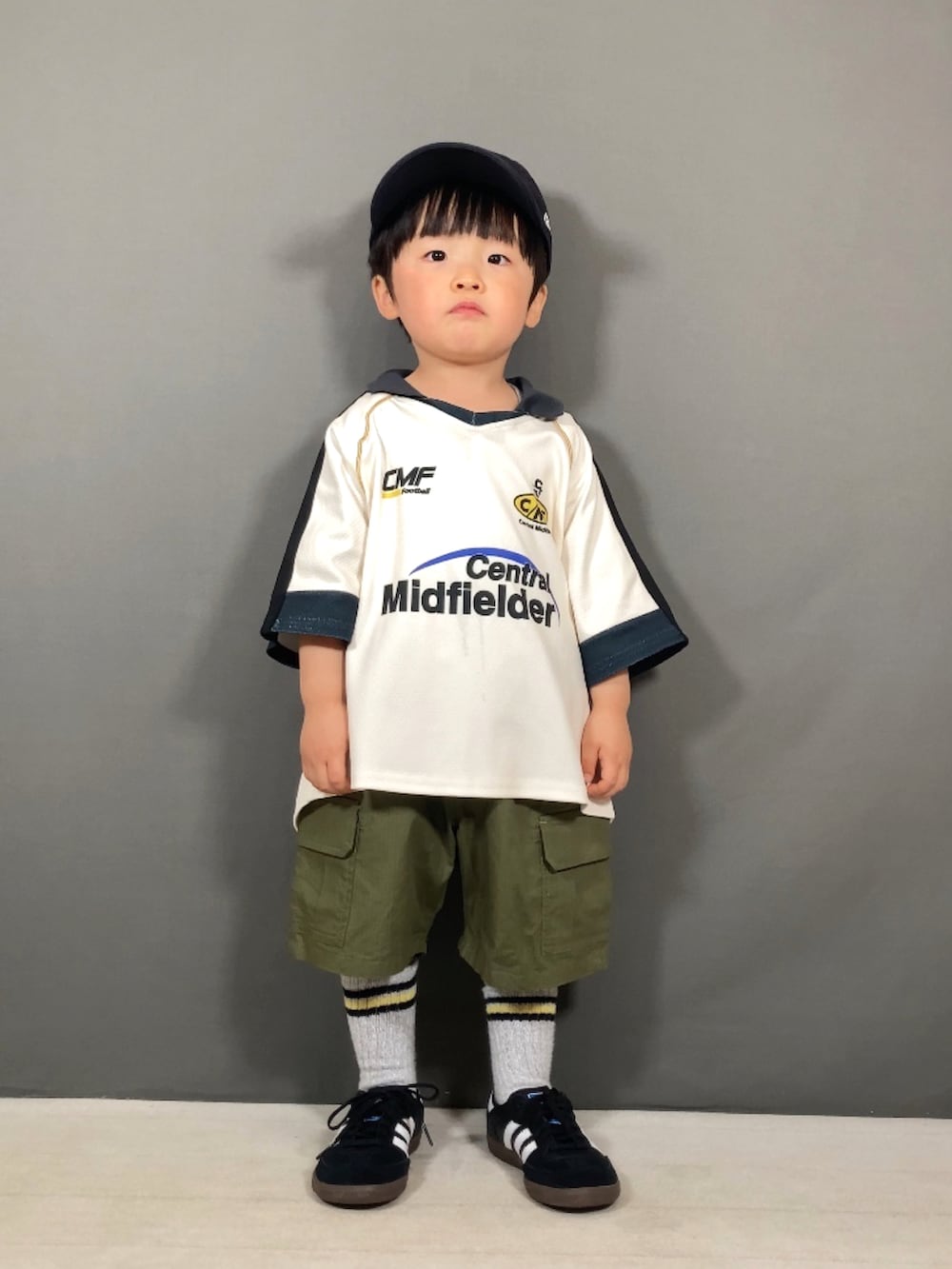 「春のNewスタイル、休日スタイル、カジュアルコーデ、シンプルコーデ、カーゴパンツ、スニーカー、キャップ、シャツスタイル、スポーツミックス、春コーデ」｜「BIG FIELDのサッカーゲームシャツ（kids/S～XL）（Tシャツ/カットソー、ホワイト系）」を使った、YU⭐︎さん（キッズ・90cm）の春コーディネートの2枚目の写真