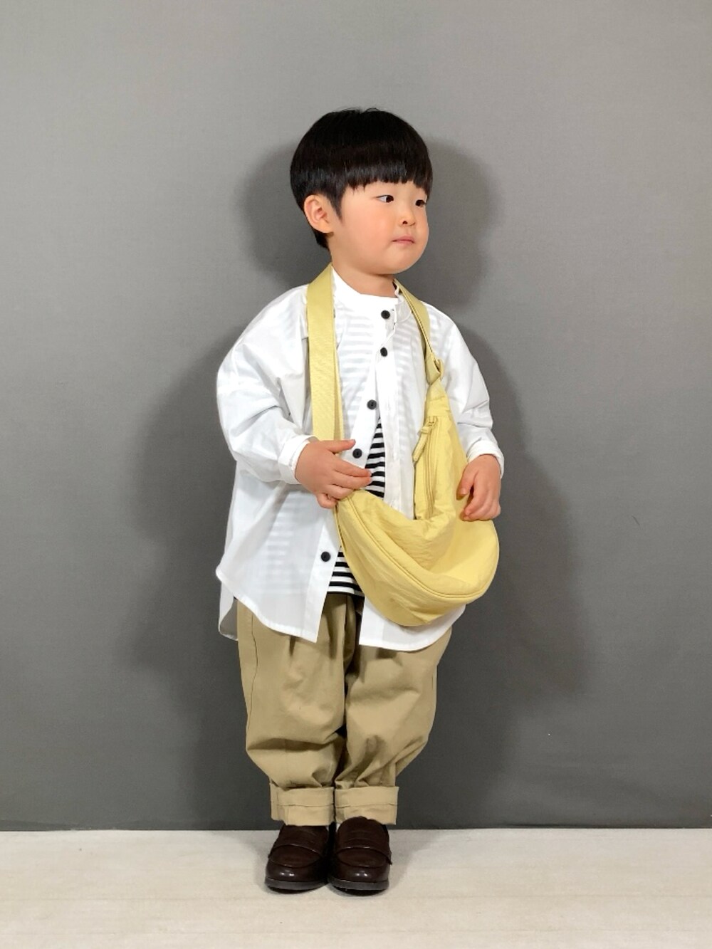 「春のおしゃ見えテクニック、休日スタイル、お出かけコーデ、カジュアルコーデ、シンプルコーデ、パステルカラー、ローファー、レイヤードスタイル、ショルダーバッグ、ボーダー、プチプラ、春色、春コーデ、シャツスタイル、淡色コーデ」｜「riziereのノーアイロンバンドカラーリラックスシャツ（シャツ/ブラウス、ホワイト系）」を使った、YU⭐︎さん（キッズ・90cm）の春コーディネートの3枚目の写真