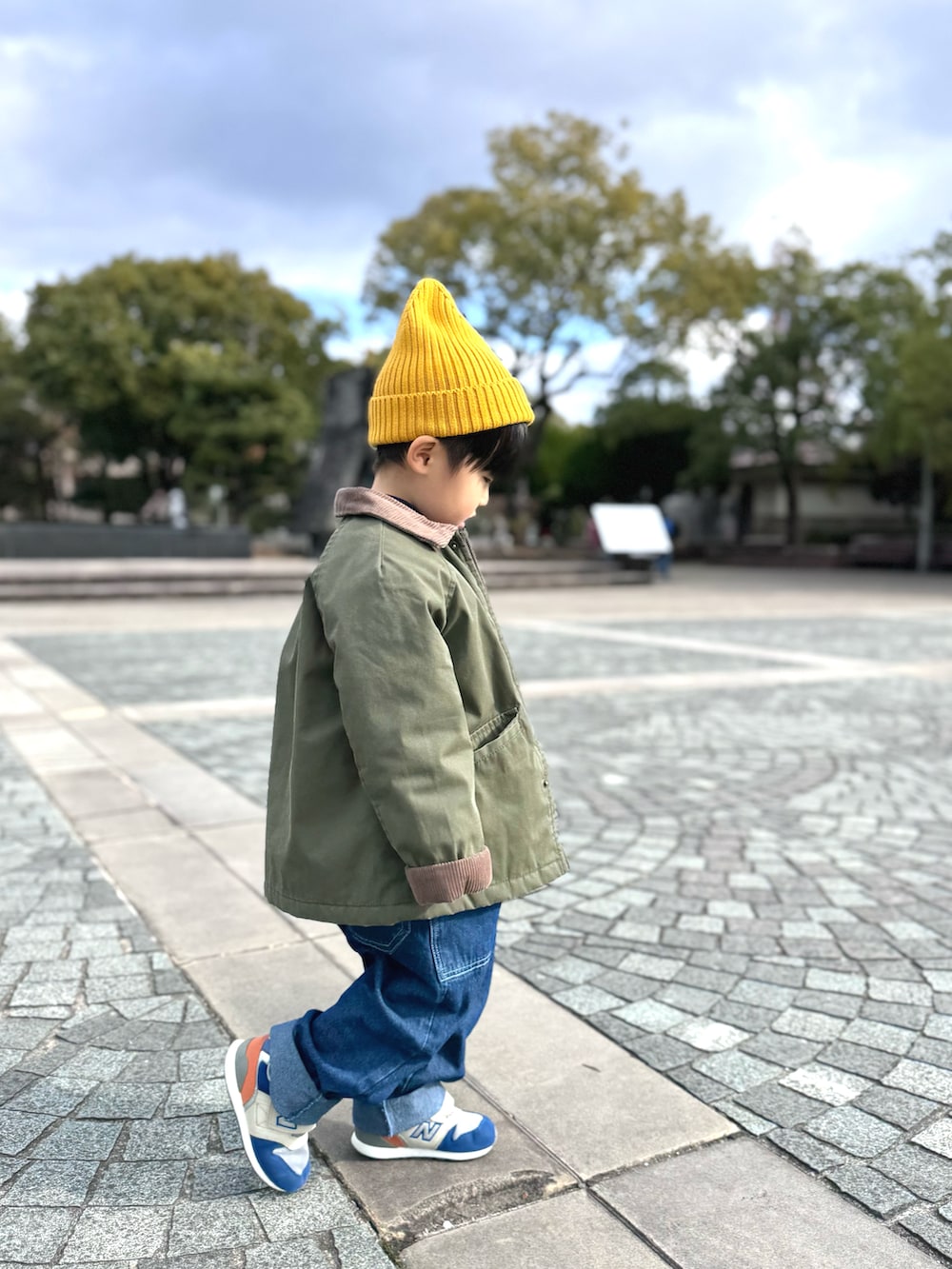 「冬アウター、休日スタイル、サロペット、デニム、スニーカー、スウェット、タートルネック、ニット帽、マイベストコーデ2024、レイヤードスタイル、ストリート、プチプラ」｜「ZARA KIDSのアイテム（ジャケット/アウター、グリーン系）」を使った、YU⭐︎さん（キッズ・90cm）の冬コーディネートの5枚目の写真