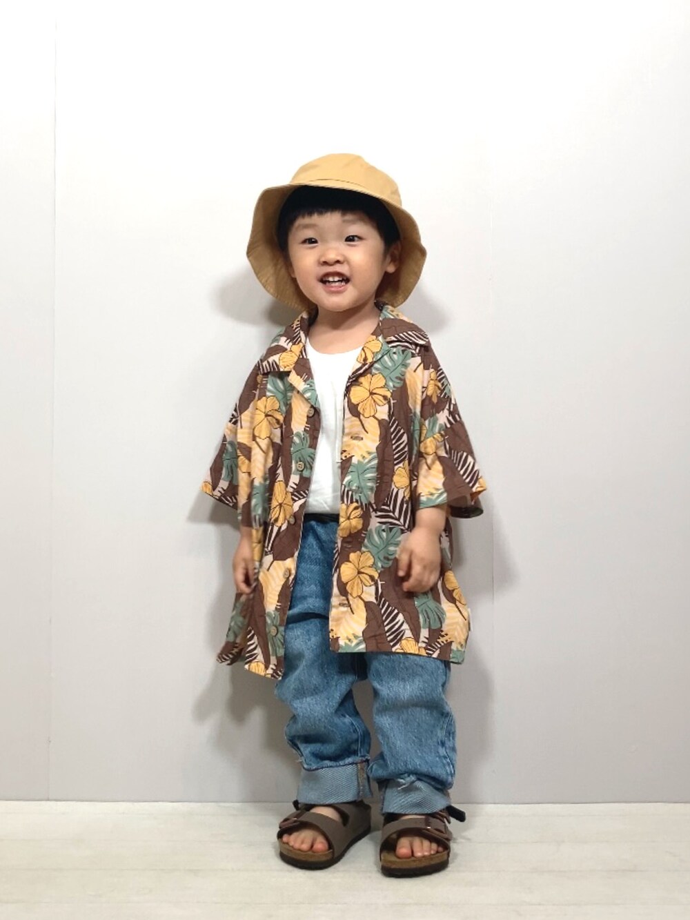 イエロー系のシャツ/ブラウス、ホワイト系のTシャツ/カットソー、ブルー系のデニムパンツを着用したキッズの夏コーディネートの4枚目の写真