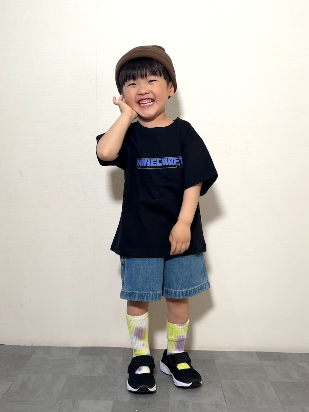 「ハーフパンツ、Tシャツ、ニット帽、韓国子供服、デニム、プチプラ、シンプルコーデ、春夏コーデ、カジュアルコーデ、お出かけコーデ、休日スタイル、春色コーデ、スポーツミックス、ストリート」｜「UNIQLOのアイテム（Tシャツ/カットソー、ブラック系）」を使った、YU⭐︎さん（キッズ・100cm）の春コーディネートの4枚目の写真
