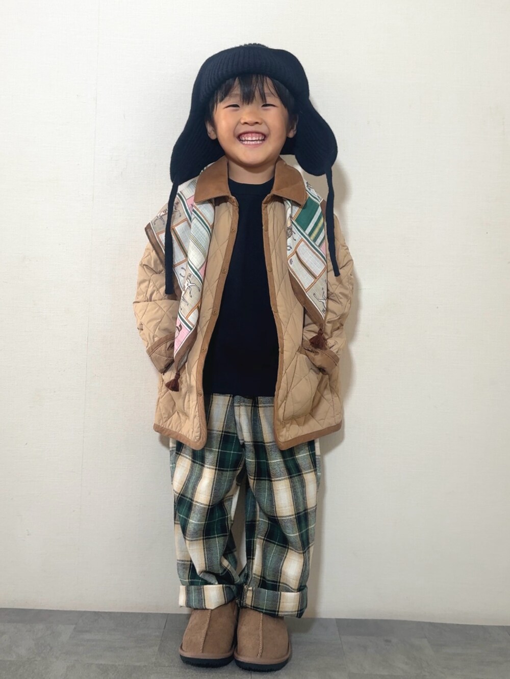 イエロー系のブーツ、グリーン系のその他パンツ、ブルー系のニット/セーターを着用したキッズの秋コーディネートの2枚目の写真