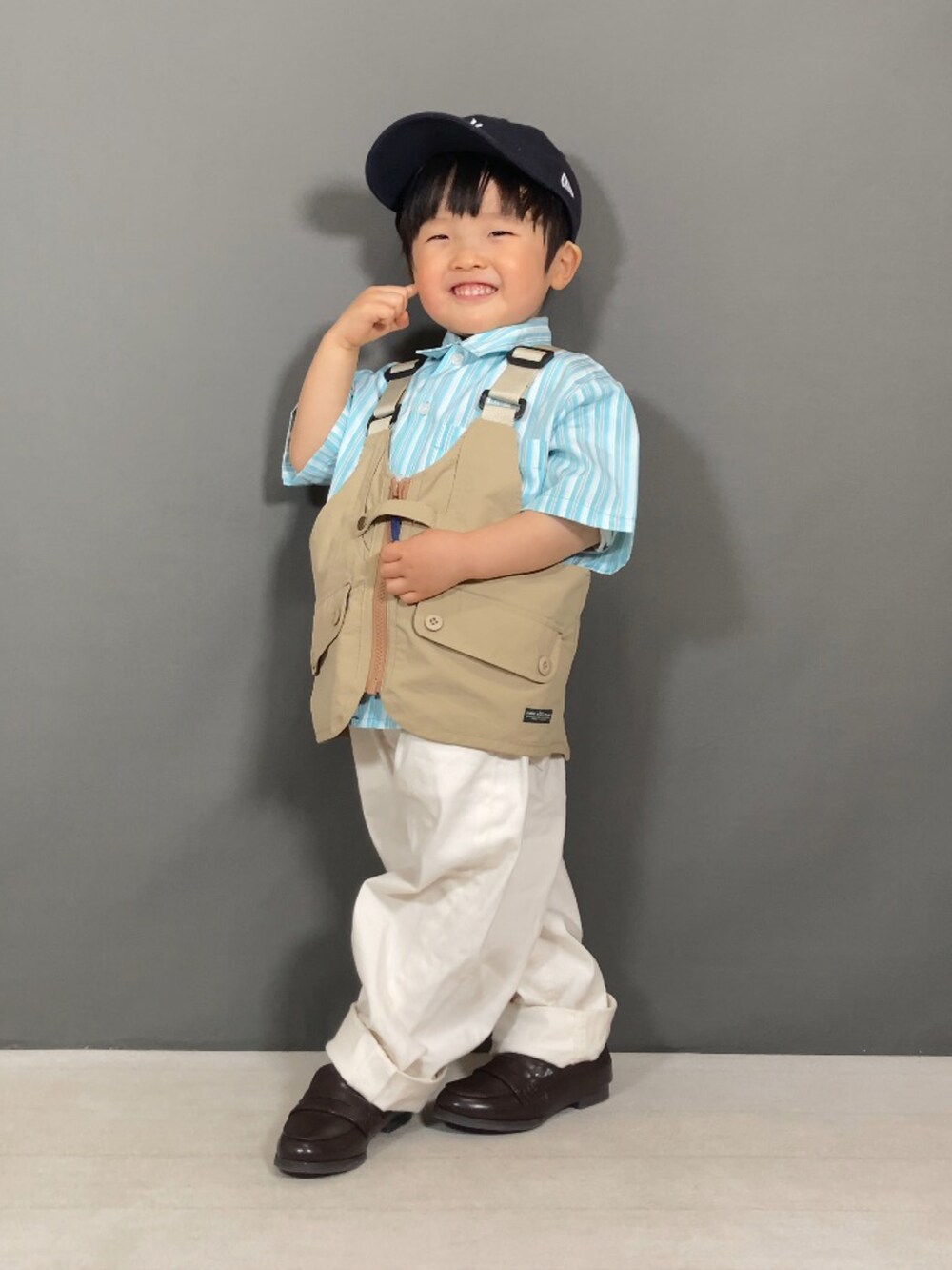 ブルー系のシャツ/ブラウス、ベージュ系のベスト、ホワイト系のパンツを着用したキッズの春コーディネートの3枚目の写真