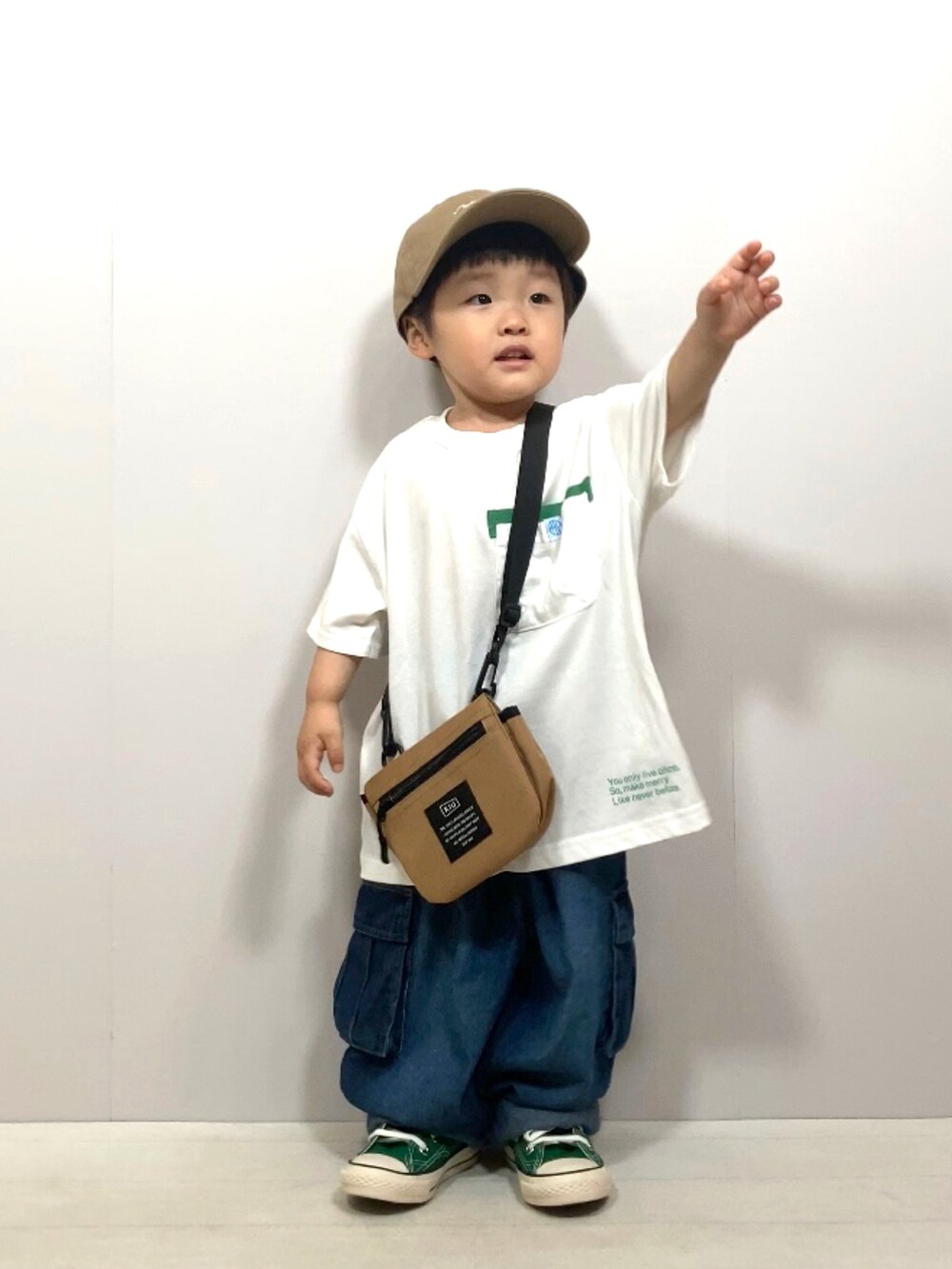 「このスタイルがお気に入り、おでかけコーデ、夏だ！Tシャツ着よう！、スニーカー、ショルダーバッグ、ポシェット、キャップ、シンプルコーデ、デニム、カーゴパンツ、ビッグシルエット、夏コーデ、休日スタイル、フェススタイル」｜「BREEZEのデザインポケットTシャツ（Tシャツ/カットソー、ホワイト系）」を使った、YU⭐︎さん（キッズ・90cm）の夏コーディネートの3枚目の写真