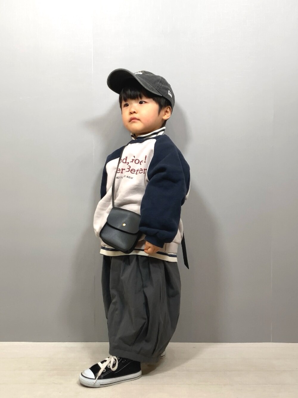 グレー系のスウェット、ブルー系のTシャツ/カットソー、グレー系のその他パンツを着用したキッズの冬コーディネートの4枚目の写真