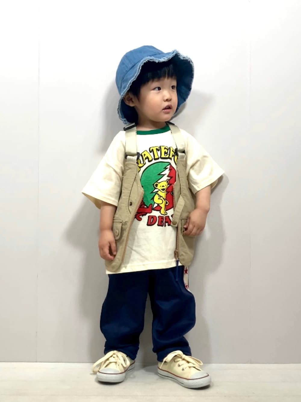 「ベスト、夏コーデ、トラックパンツ、バケットハット、デニム、フェススタイル、カジュアル、ロゴT、お出かけコーデ、レイヤードスタイル、ストリート、休日スタイル、夏セールで買いました、みんなの白Tフェス、ベージュ」｜「BREEZEのユーティリティーベスト（ベスト、ベージュ系）」を使った、YU⭐︎さん（キッズ・90cm）の夏コーディネートの4枚目の写真