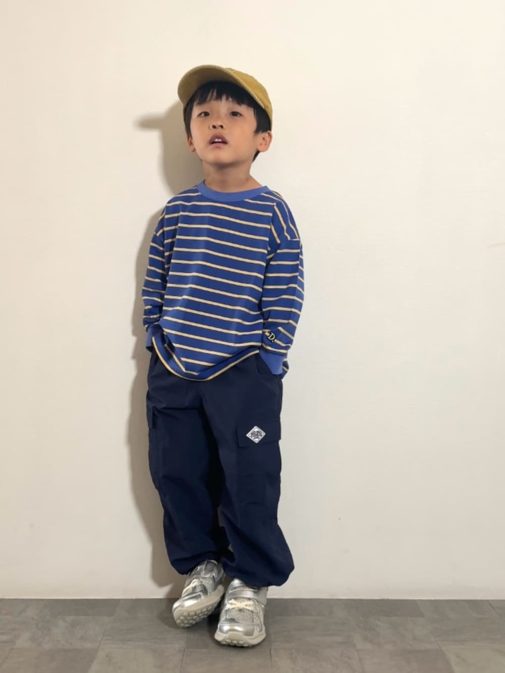 ブルー系のTシャツ/カットソー、ブルー系のその他パンツ、シルバー系のスニーカーを着用したキッズの秋コーディネートの2枚目の写真