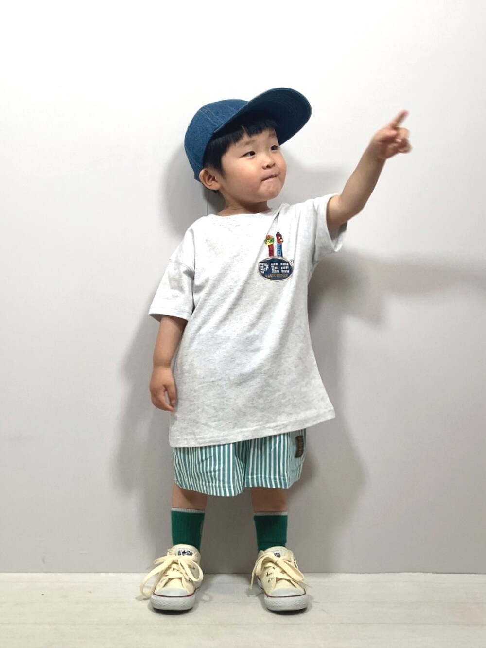 グレー系のTシャツ/カットソー、その他のその他パンツ、ホワイト系のスニーカーを着用したキッズの夏コーディネートの2枚目の写真