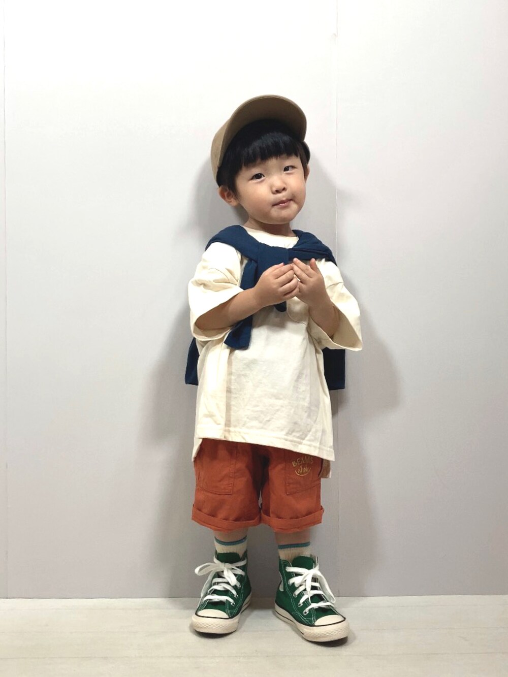 ホワイト系のTシャツ/カットソー、オレンジ系のその他パンツ、ブルー系のカーディガン/ボレロを着用したキッズの夏コーディネートの3枚目の写真