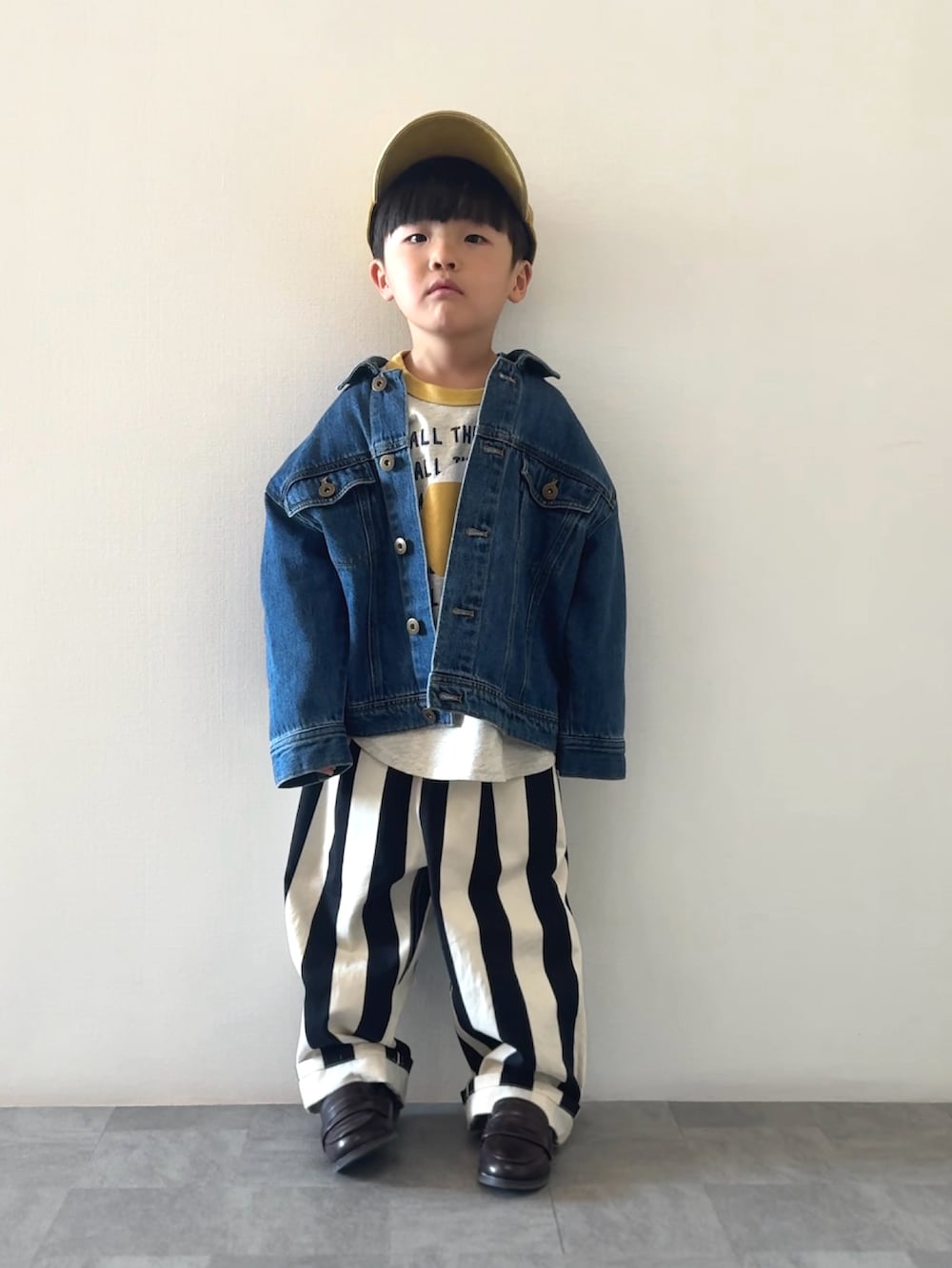 その他のその他パンツ、ブラウン系のローファー、イエロー系のTシャツ/カットソーを着用したキッズの冬コーディネートの4枚目の写真