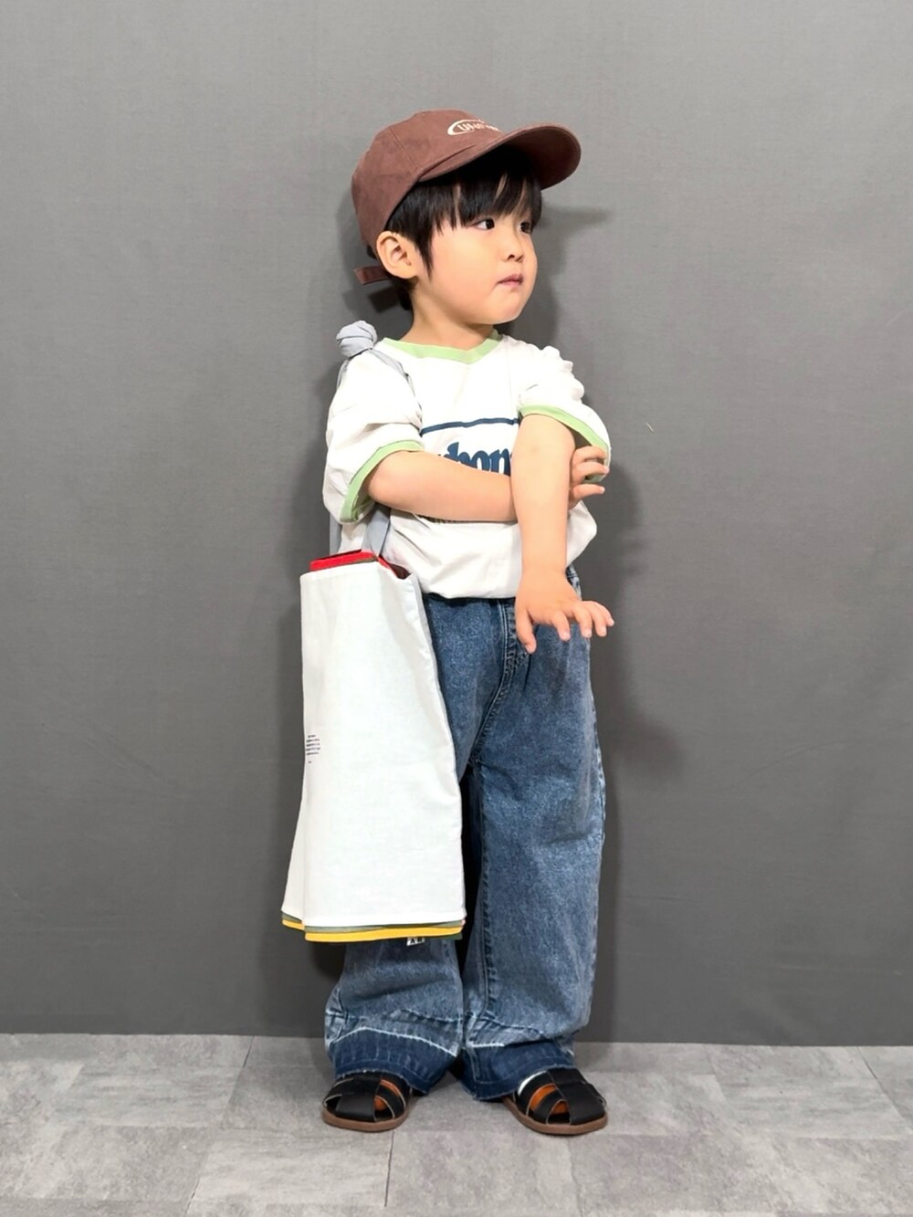 「ロゴT、韓国子供服、シンプルコーデ、キャップ、トートバッグ、デニム、淡色コーデ、グルカサンダル、プチプラ、Tシャツ、夏コーデ、春夏コーデ、休日スタイル、お出かけコーデ、サンダル」｜「韓国子供服のアイテム（Tシャツ/カットソー、グレー系）」を使った、YU⭐︎さん（キッズ・90cm）の春コーディネートの2枚目の写真