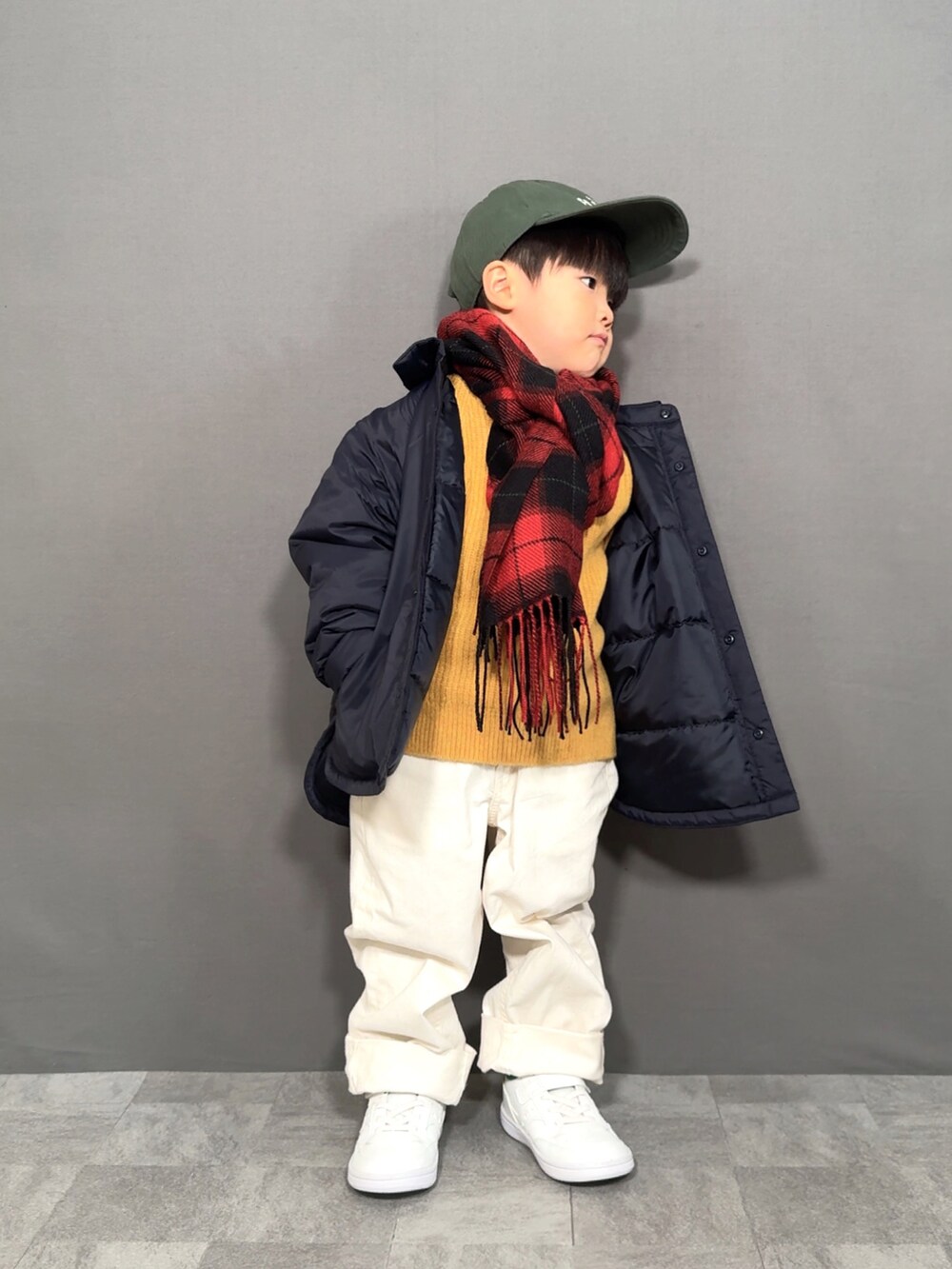 ブルー系のジャケット/アウター、イエロー系のニット/セーター、ホワイト系のパンツを着用したキッズの冬コーディネートの3枚目の写真