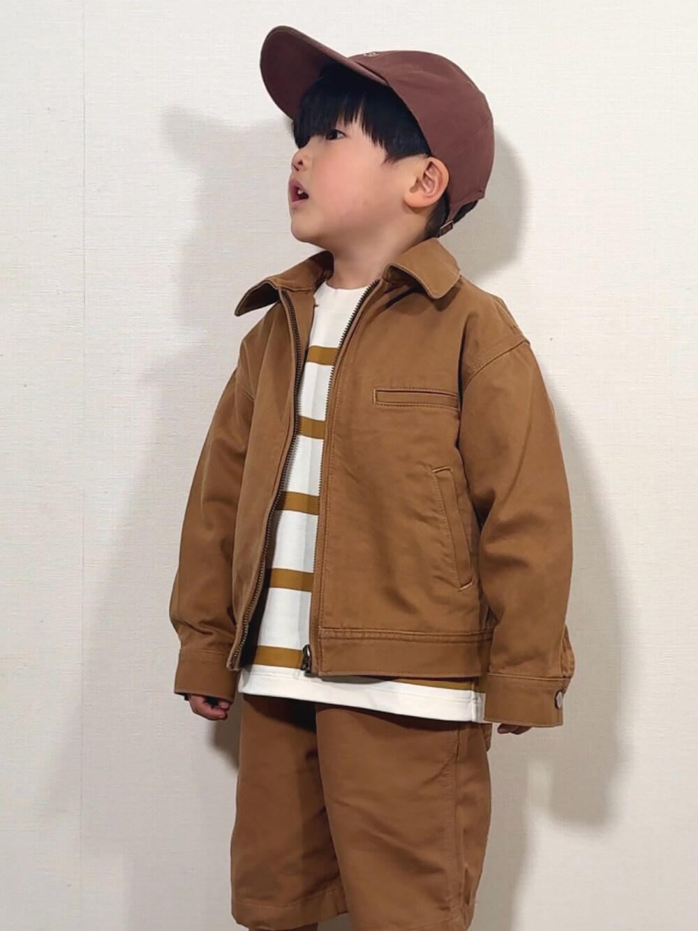 「春めき満開コーデ、ジャケット、スポーツミックス、春コーデ、ショルダーバッグ、ハーフパンツ、サンダル、キャップ、韓国子供服、セットアップ、きれいめカジュアル、春色、ボーダー、休日スタイル、アウトドアスタイル」｜「UNIQLOのアイテム（ジャケット/アウター、ブラウン系）」を使った、YU⭐︎さん（キッズ・100cm）の春コーディネートの4枚目の写真
