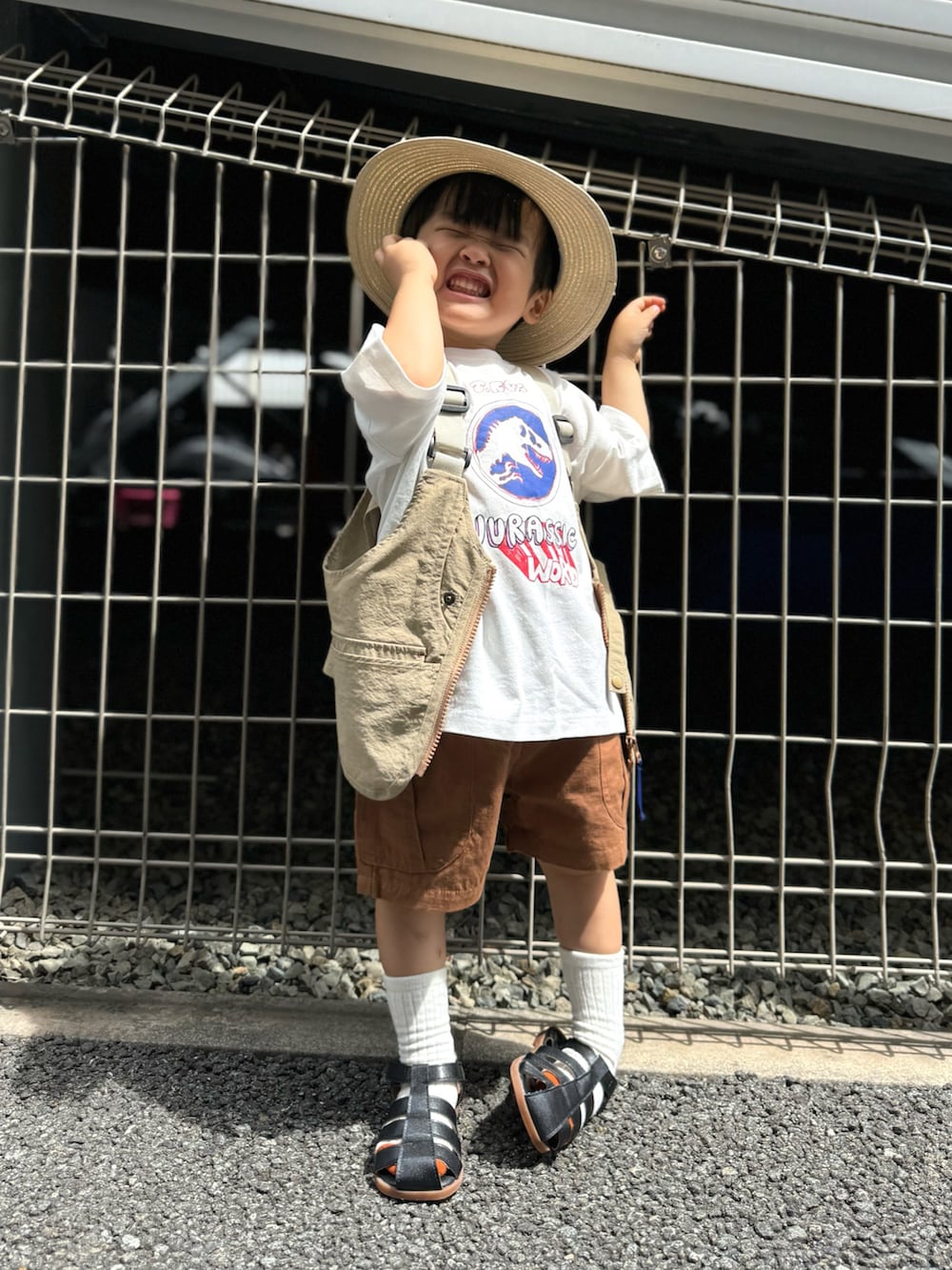 「プチプラ、フェスコーデ、夏だ！Tシャツ着よう！、サンダル、ロゴT、ベスト、レイヤードスタイル、ショートパンツ、夏コーデ、アウトドアスタイル、お出かけコーデ、アースカラー、麦わら帽子、テーマパークコーデ、白Tシャツ」｜「MARKEY'Sのジュラシック/別注Tシャツ（80～150cm）（Tシャツ/カットソー、ホワイト系）」を使った、YU⭐︎さん（キッズ・90cm）の夏コーディネートの4枚目の写真