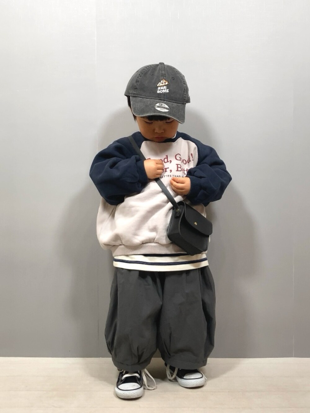 グレー系のスウェット、ブルー系のTシャツ/カットソー、グレー系のその他パンツを着用したキッズの冬コーディネートの5枚目の写真