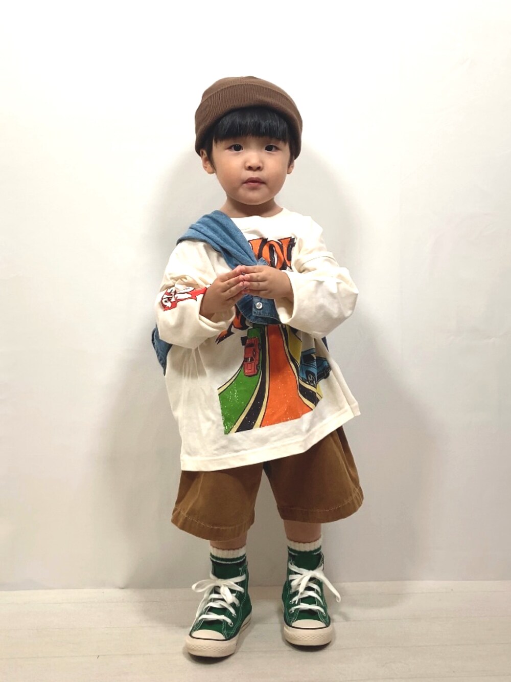 ホワイト系のTシャツ/カットソー、ブラウン系のその他パンツ、ブルー系のシャツ/ブラウスを着用したキッズの夏コーディネートの2枚目の写真